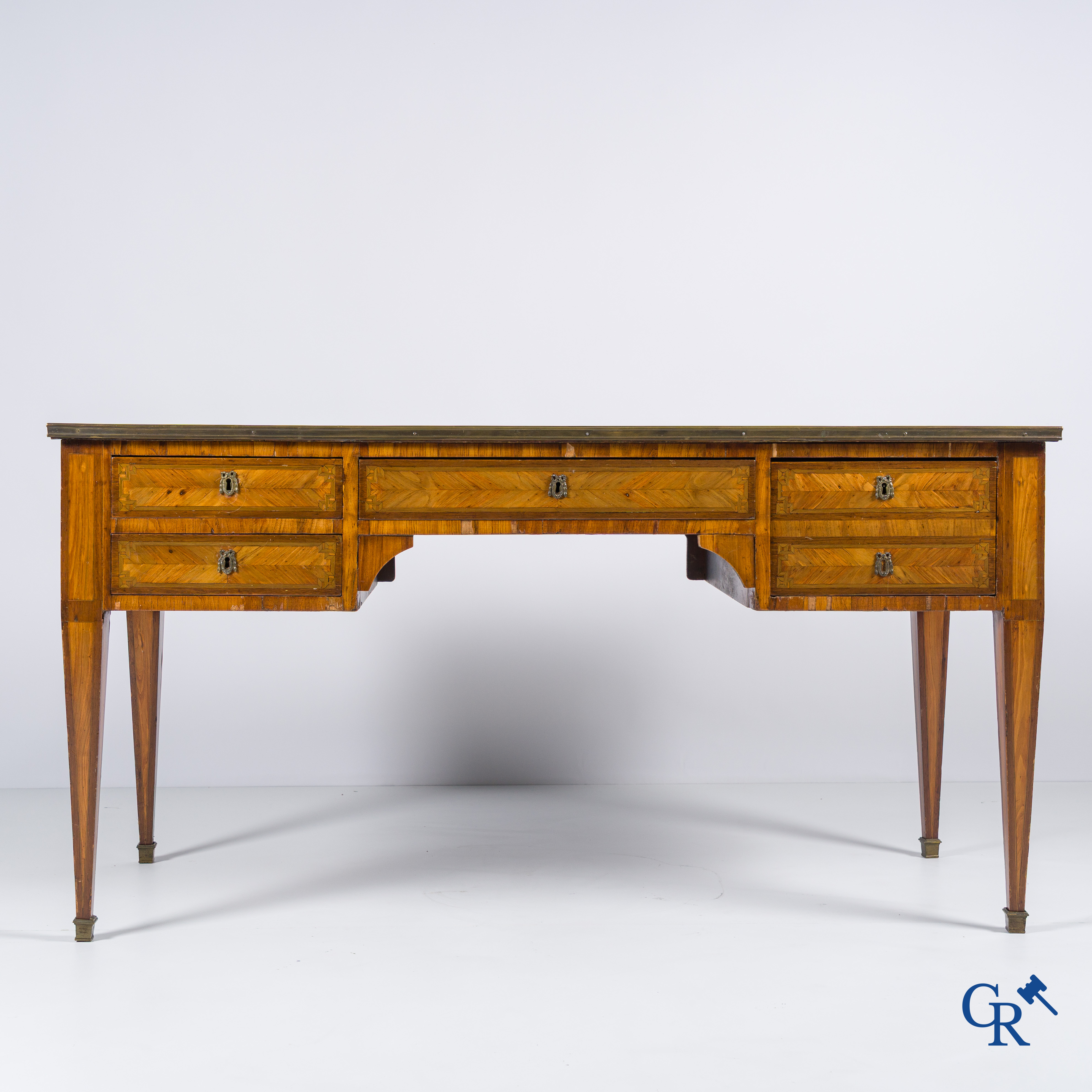 Louis XVI period. Flat desk with 4 drawers in rosewood veneer and marquetry. Late 18th century.