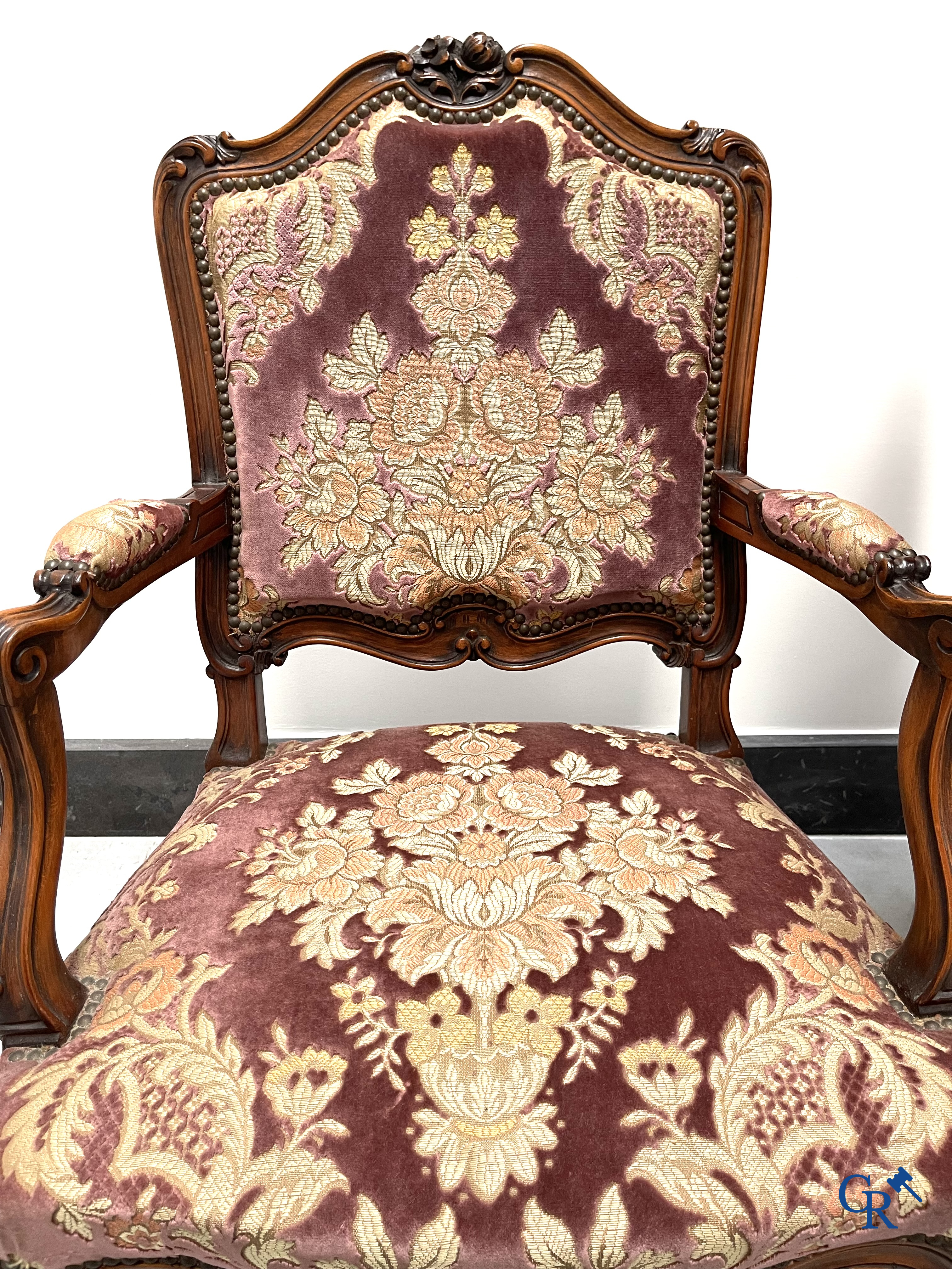 Une série de 4 fauteuils en bois sculpté, style LXV.