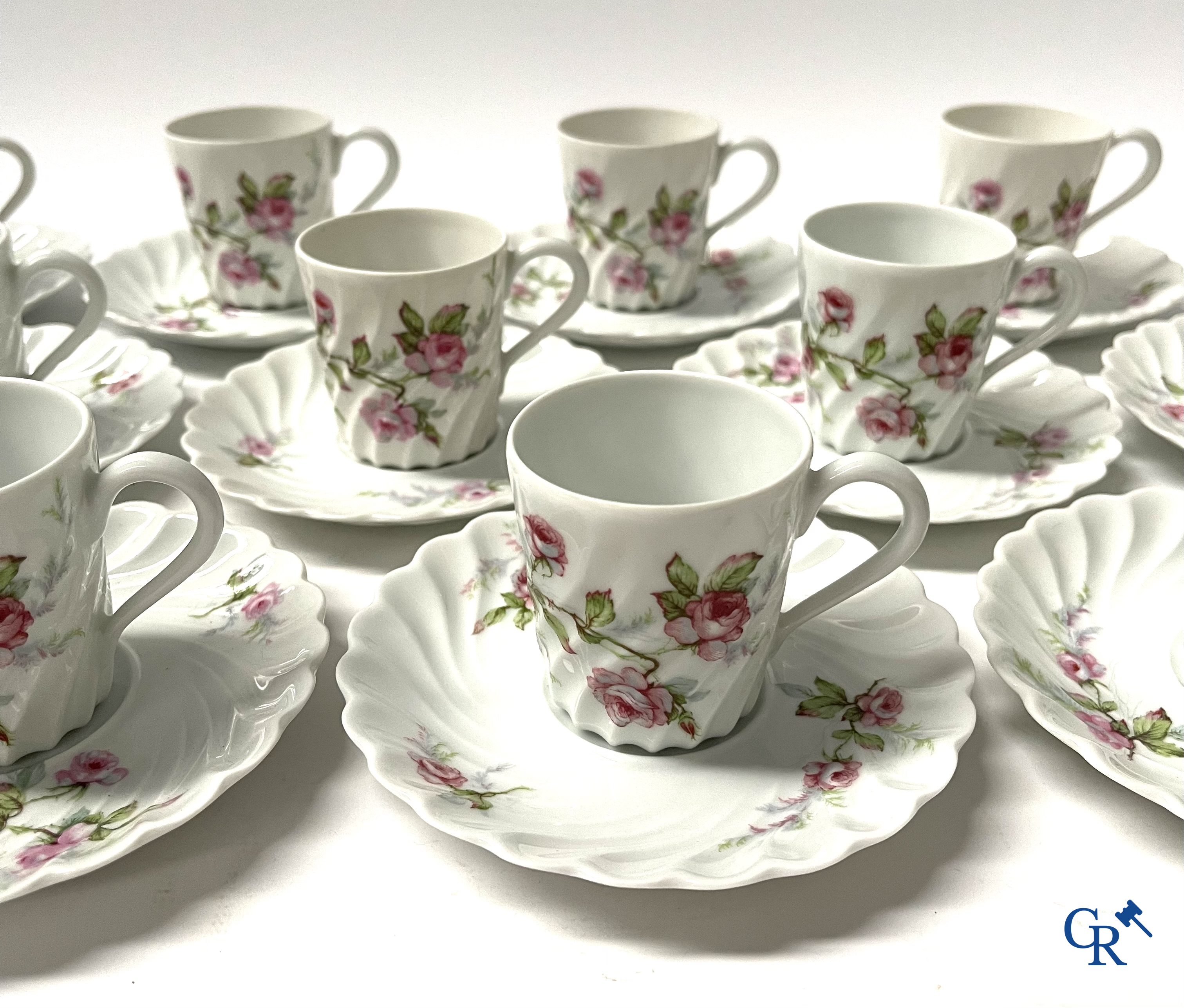 Haviland Limoges. Een uitgebreid handgeschilderd koffieservies in Frans porselein. Circa 1900.
