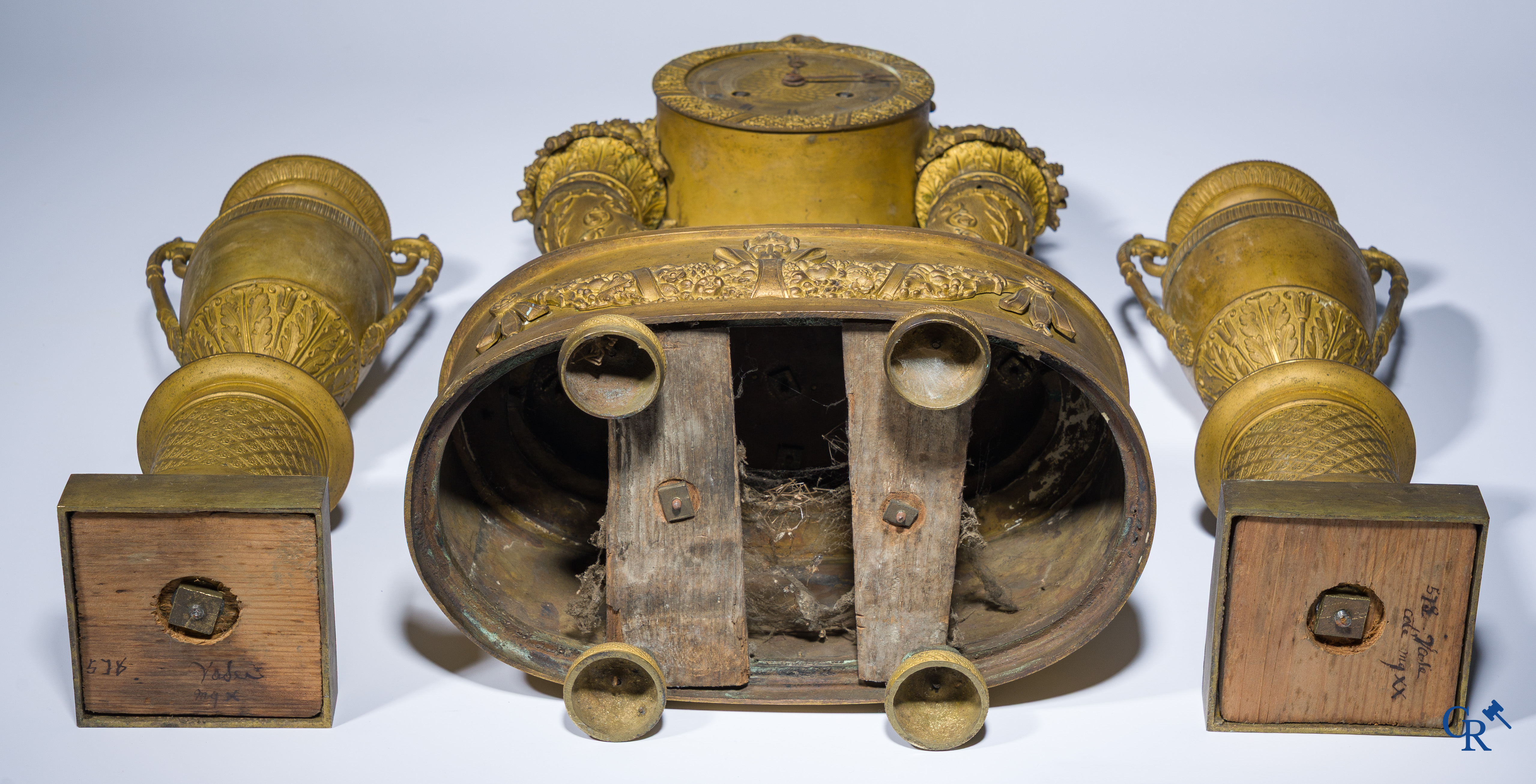 Empire tijdperk, een 3-delige fijn geciseleerde garnituur met cassolettes, Frankrijk circa 1810.