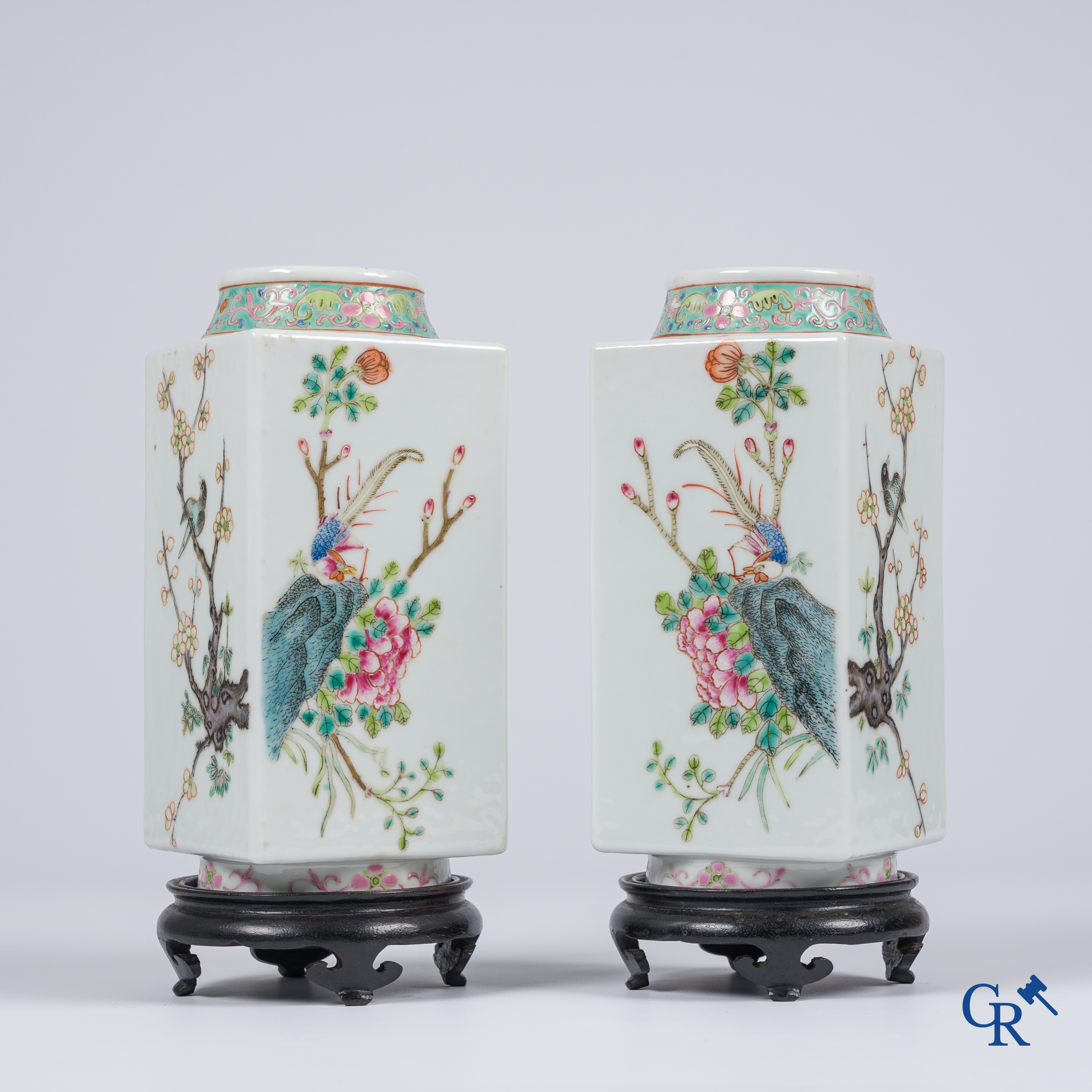 Aziatica, Chinees porselein. Een paar vierkante famille rose vazen. 19de eeuw.