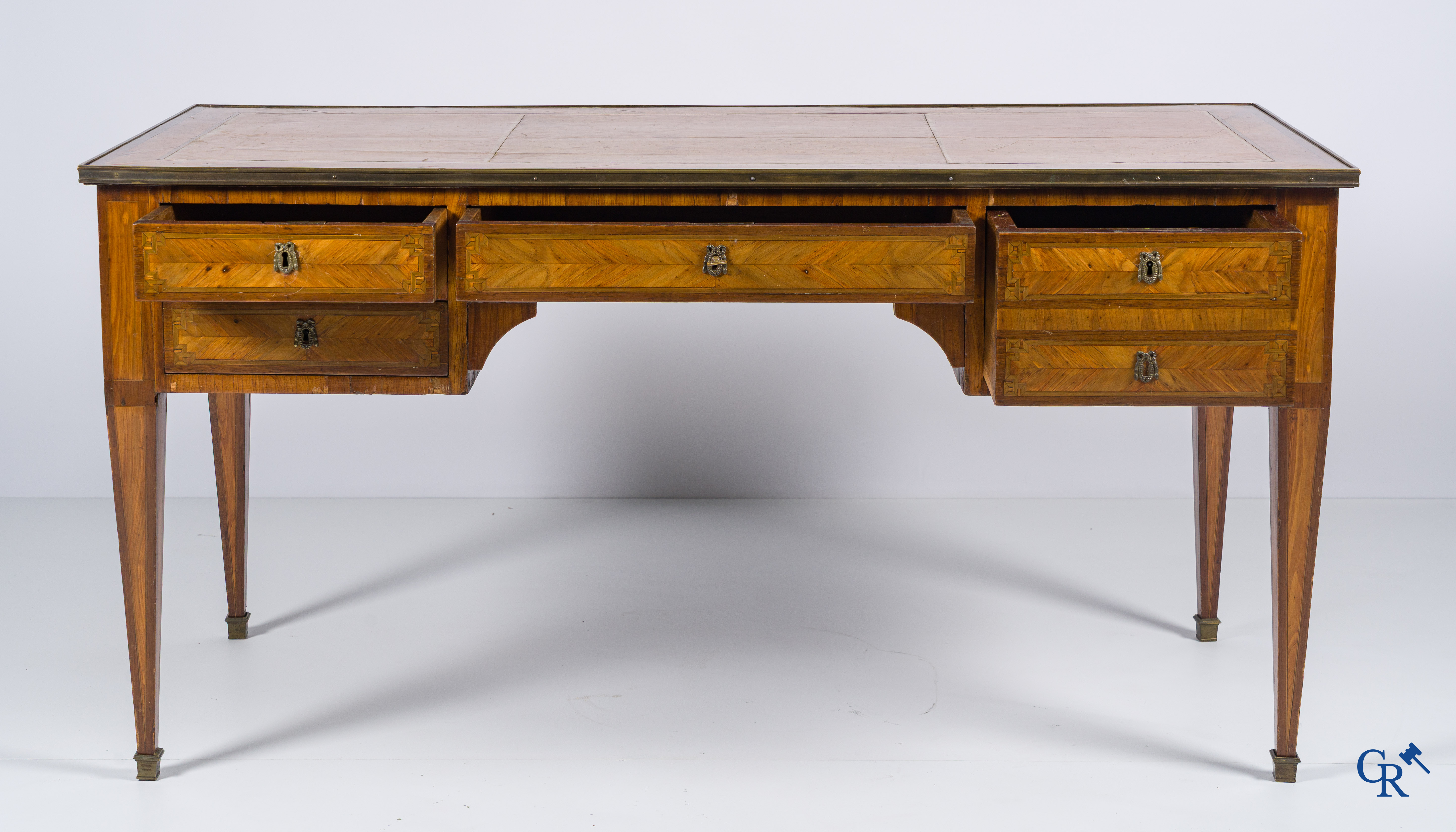 Louis XVI period. Flat desk with 4 drawers in rosewood veneer and marquetry. Late 18th century.