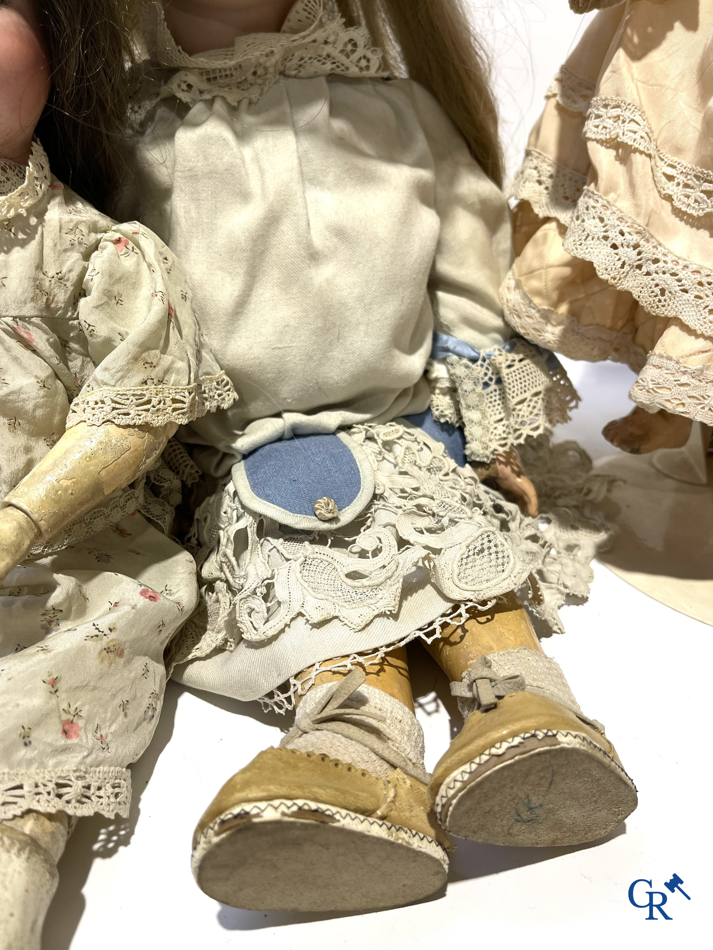 Old toys, a lot of 4 antique dolls with porcelain head, doll attributes, clothes and others.