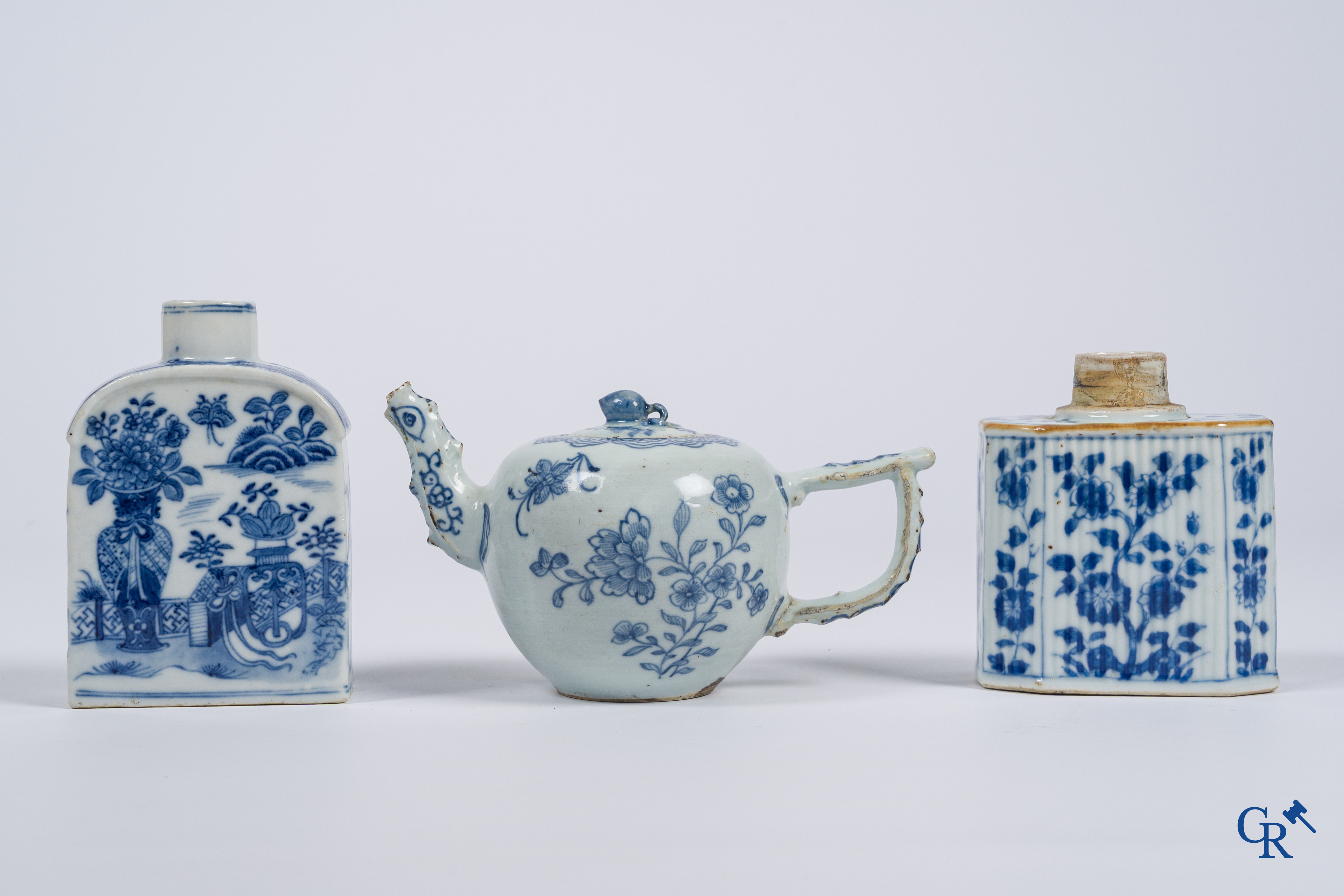 Asian Art, Chinese porcelain, 5 pieces blue and white porcelain. 18th-19th century.