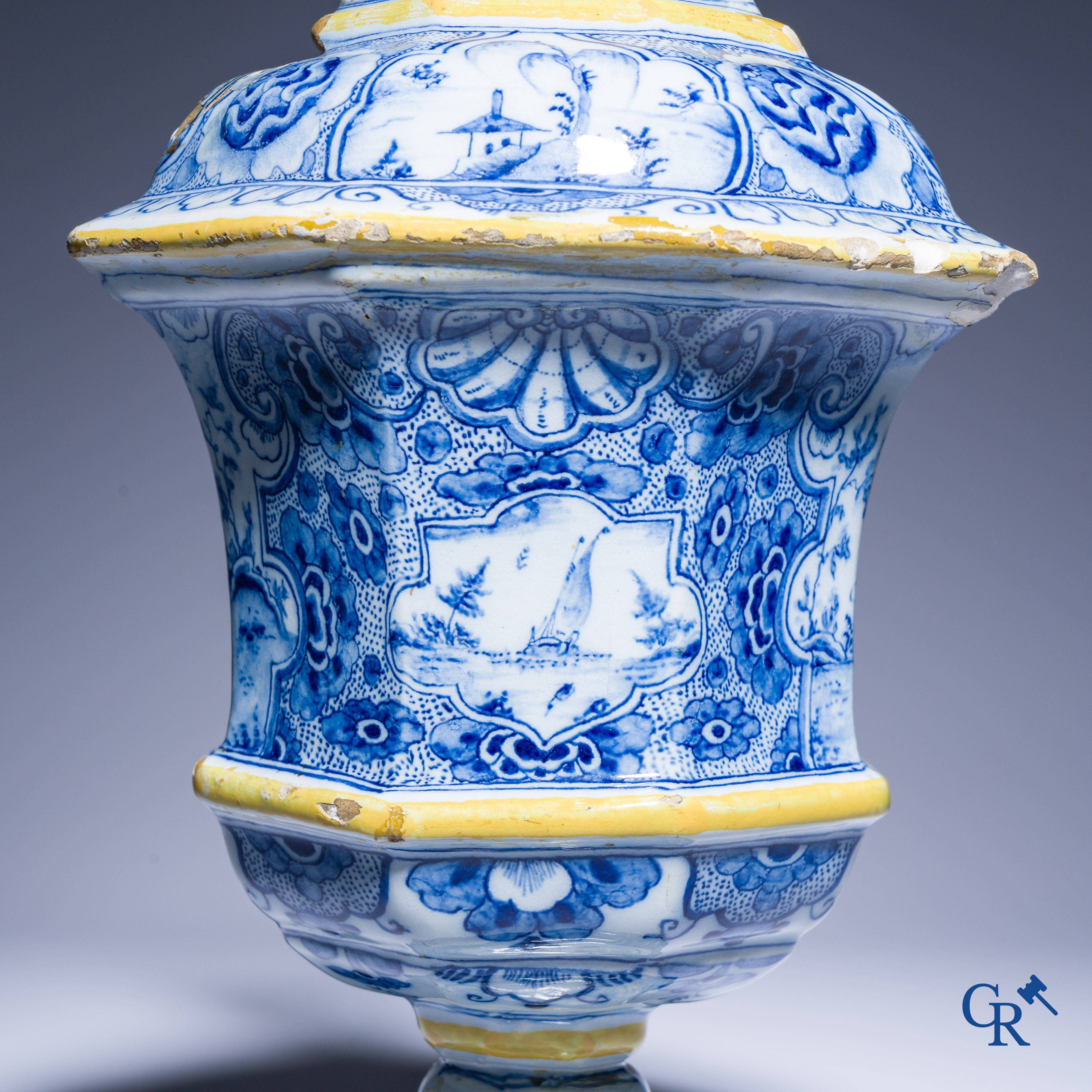 Delfts aardewerk, zeldzame polychrome spaarpot met een zittende hond en taferelen. 18e eeuw.