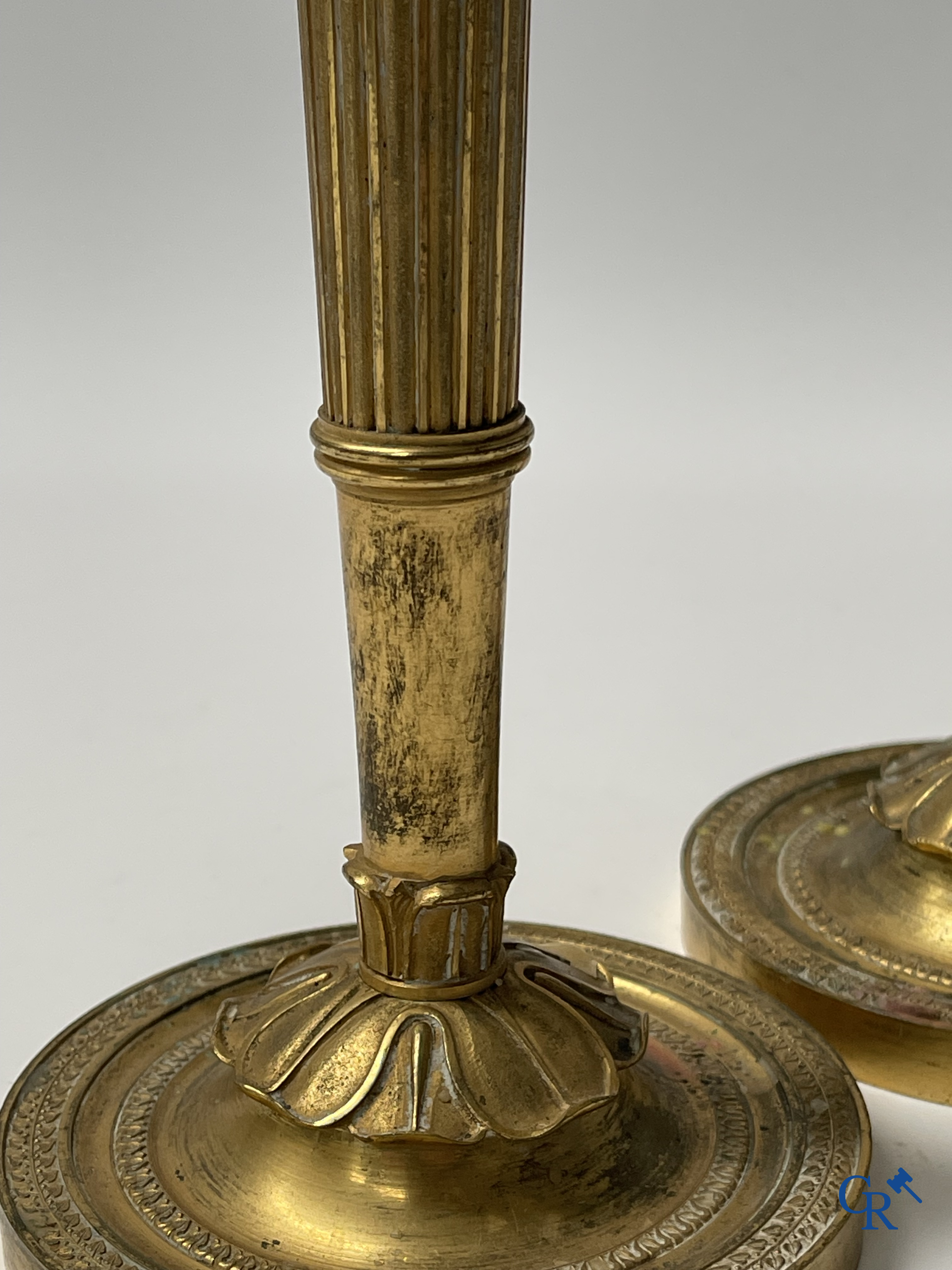 Epoque Empire, paire de bougeoirs en bronze finement ciselés et dorés. France, début du 19ème siècle.
