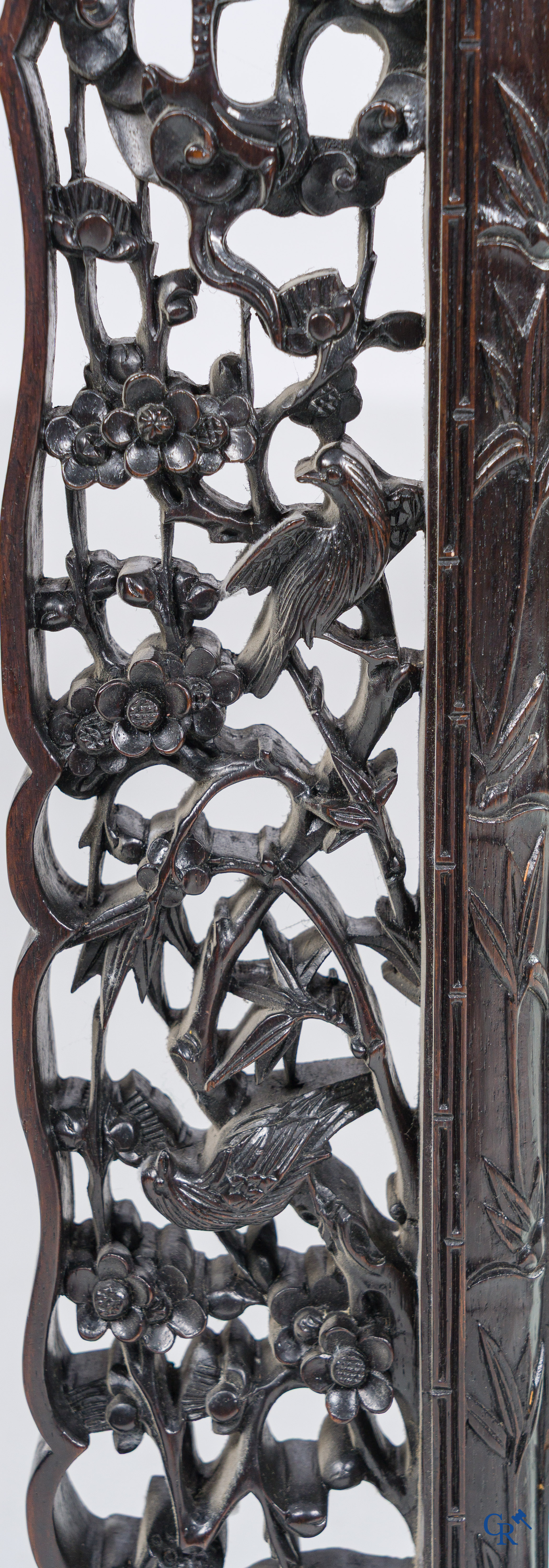 Asian Art, a large mirror in carved Chinese hardwood. 19th century.