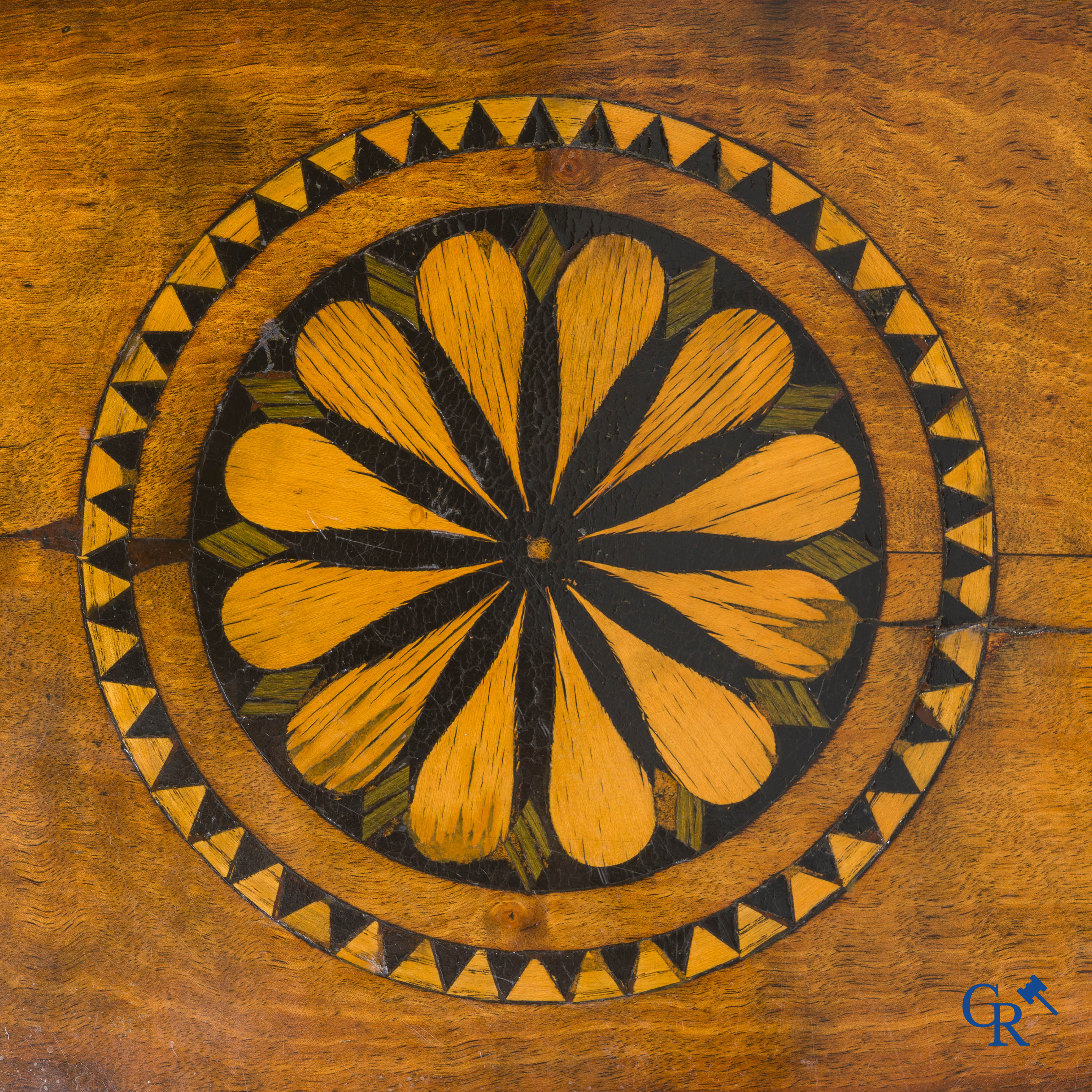 Een kavel diverse meubels. Een Engelse staande klok, salontafel met marqueterie, Napoleon III speeltafel, 4 stoelen.