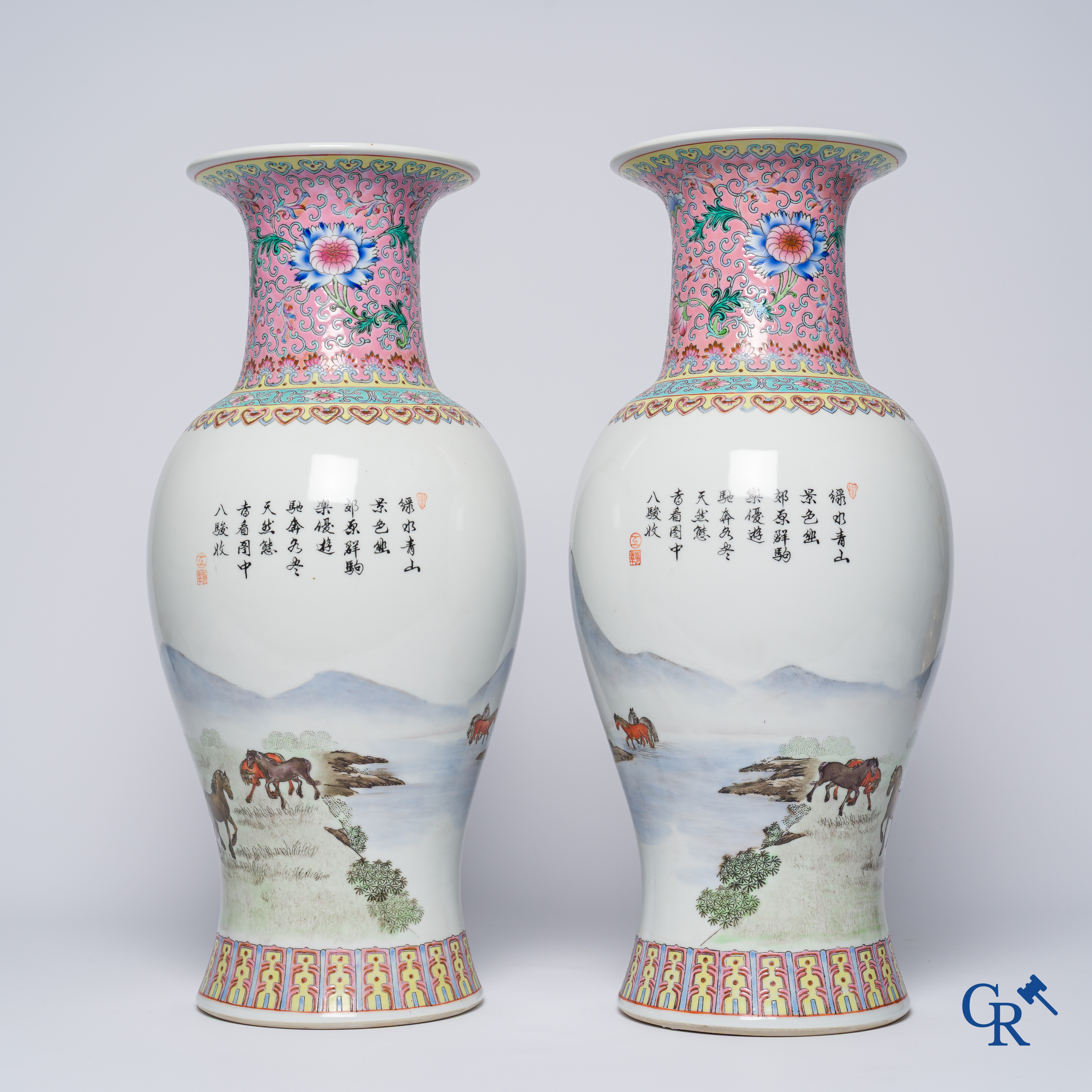 Aziatica, Chinees porselein. Een paar Chinese vazen met paarden in een landschap. 20ste eeuw.