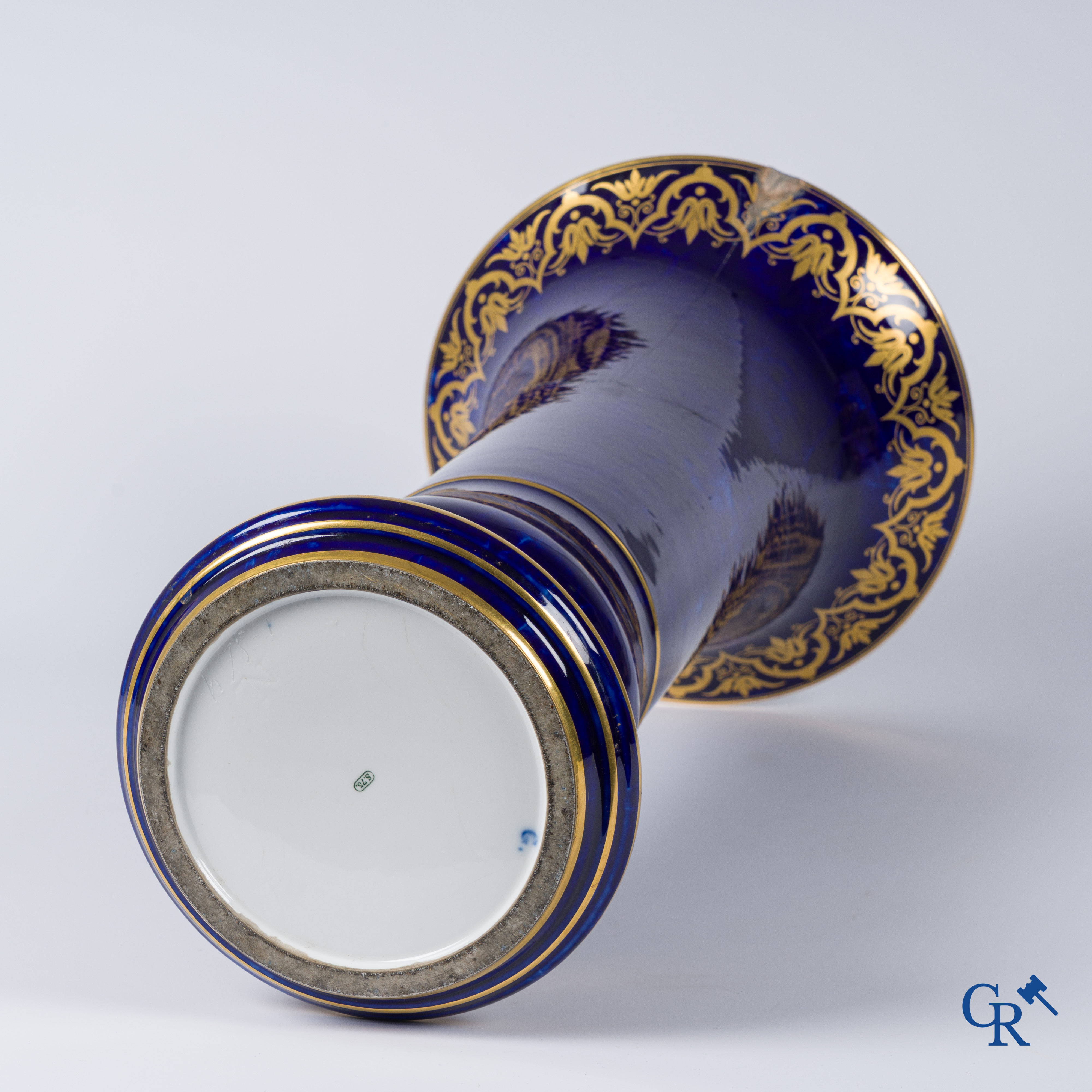 Manufacture Nationale de Sèvres. Important vase, décor en or sur fond bleu.