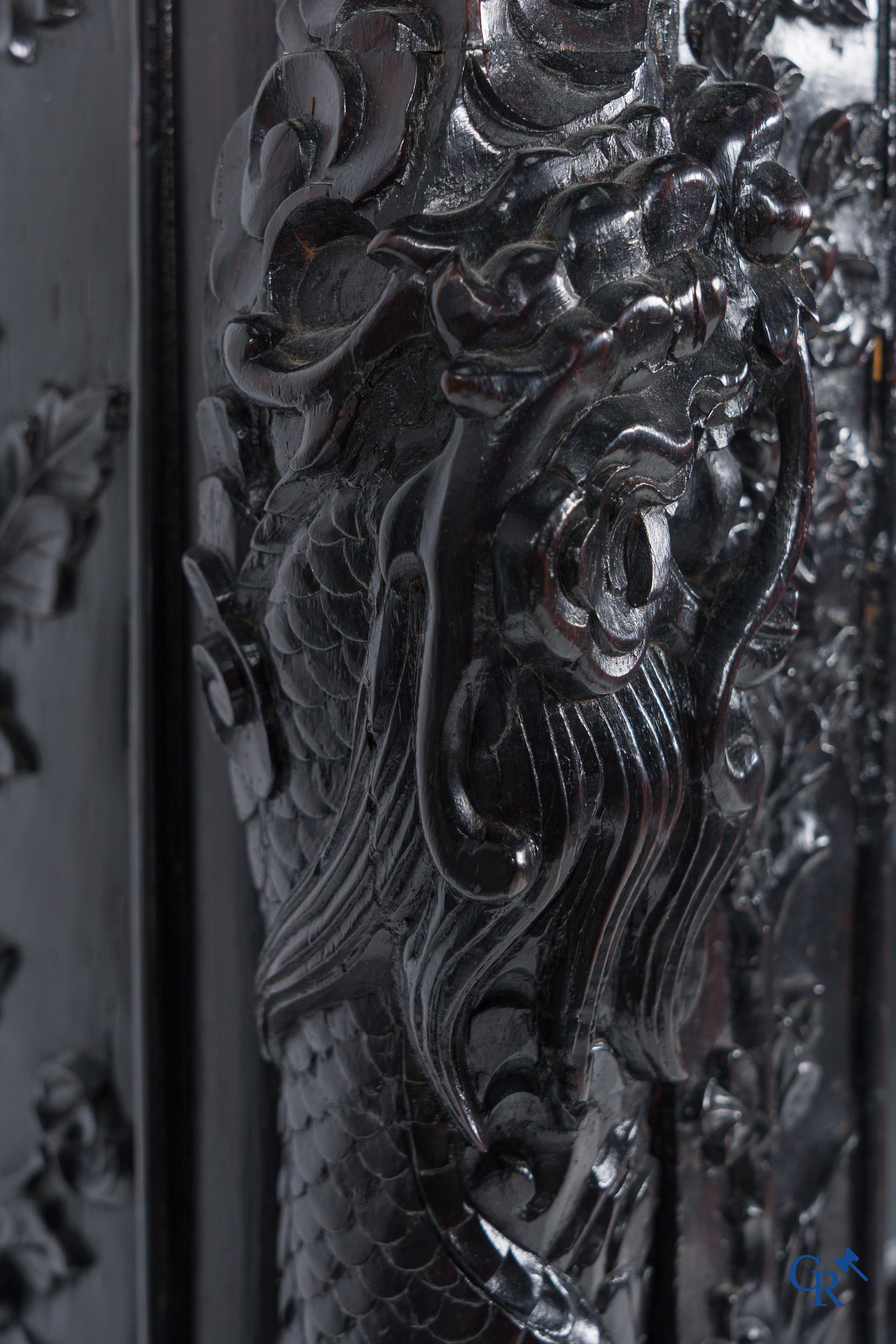 Asian Art, a 2-door display cabinet in finely carved Chinese hardwood. 19th century.