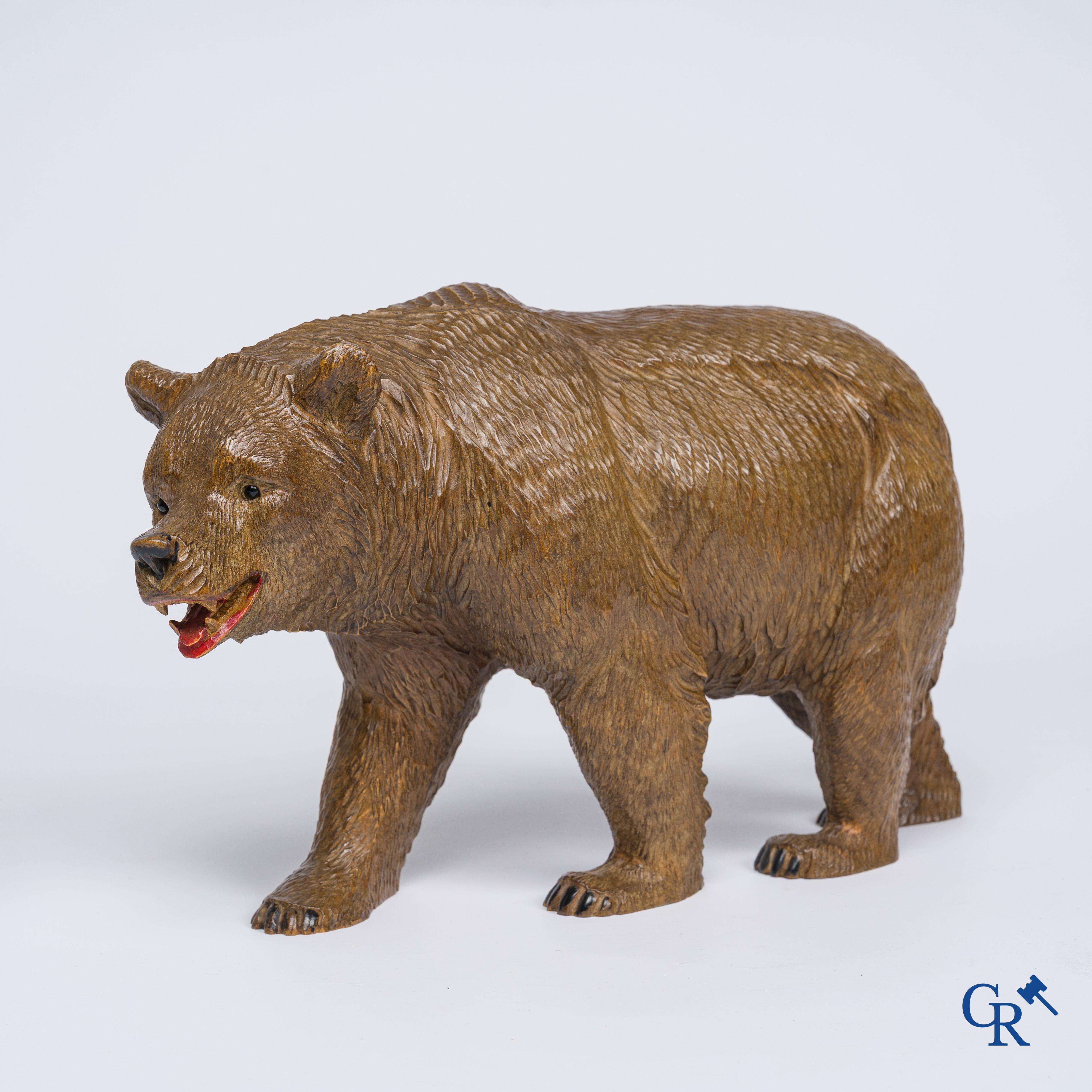 Zwarte woud. Een lopende beer in zogenaamd "Zwarte Woud" houtsnijwerk.