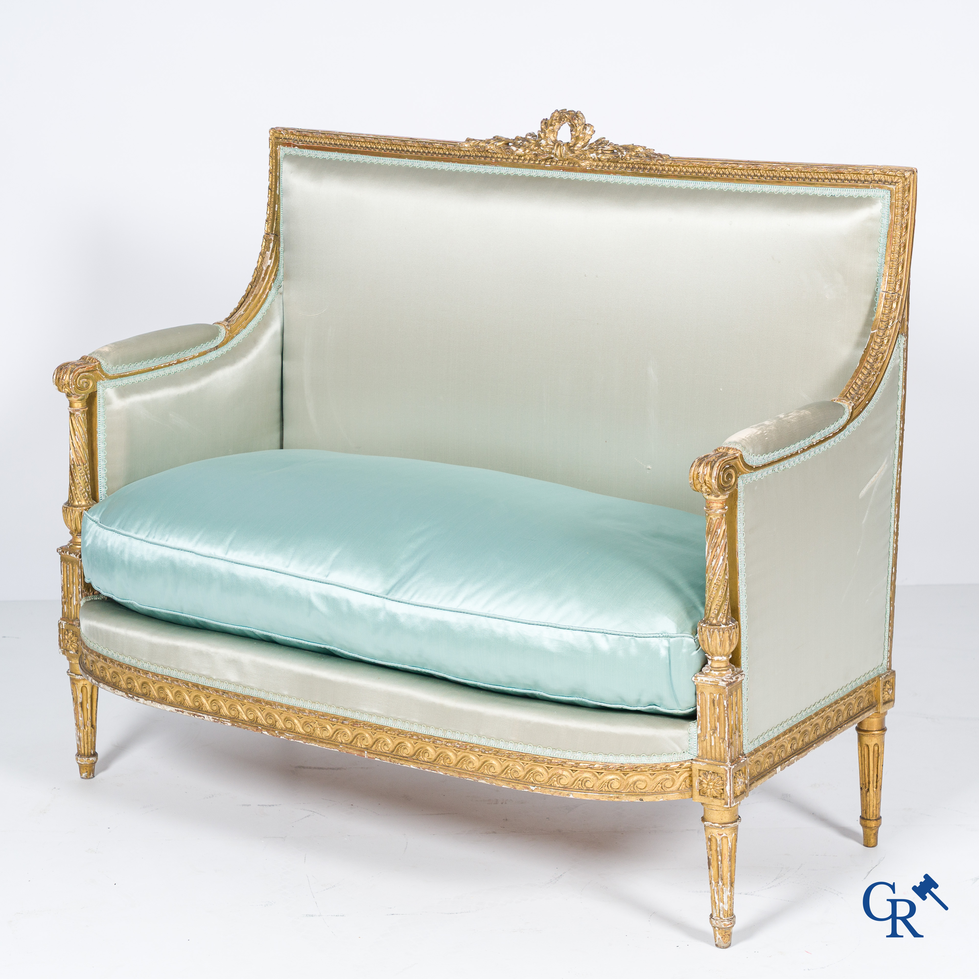 Louis XVI period. Marquise in finely sculpted and gilded wood. Late 18th century.