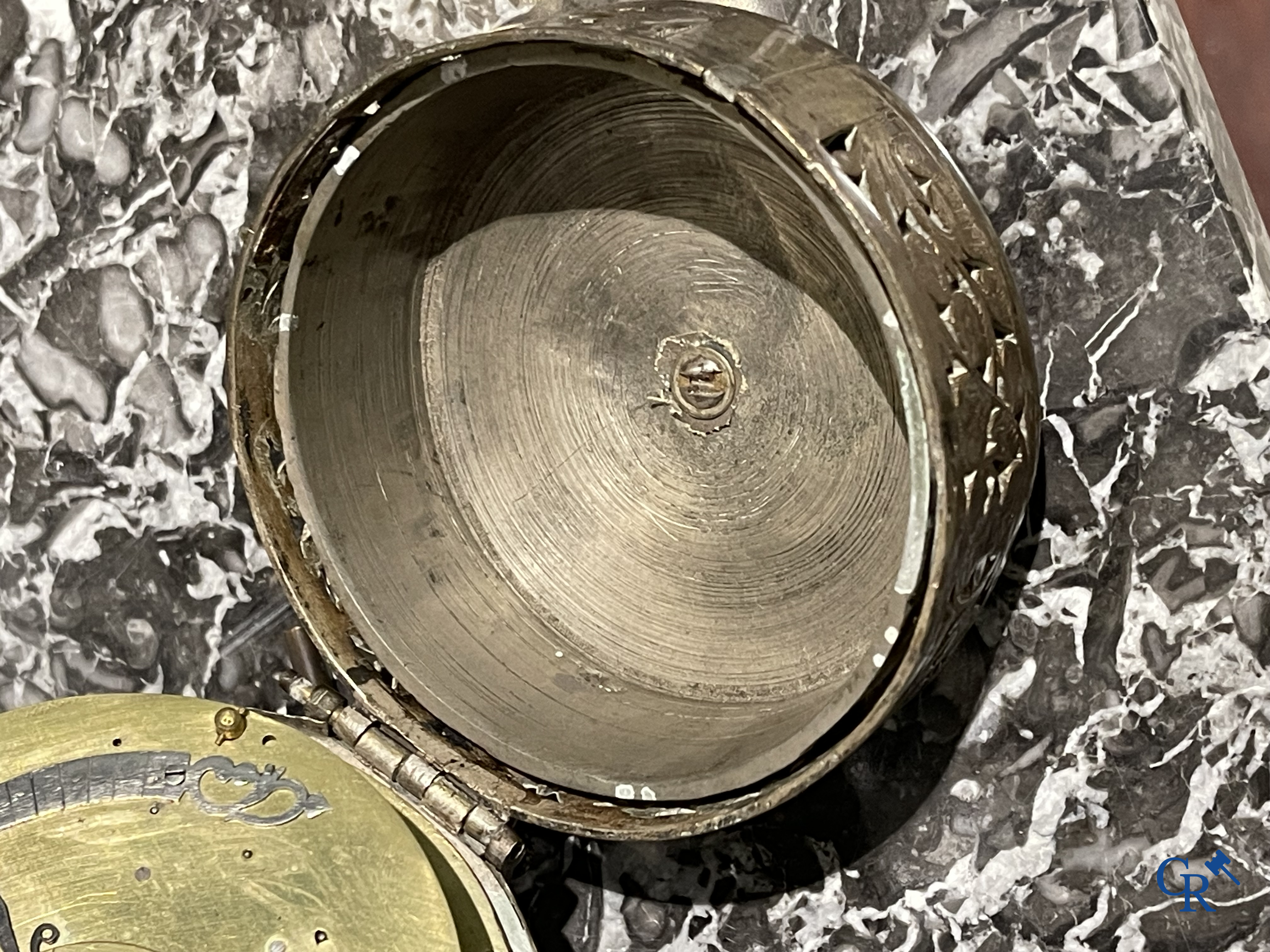 Horlogerie. Montre de carosse. Grande montre de carosse avec boîtier gravé et perforé. France XVIIe siècle.