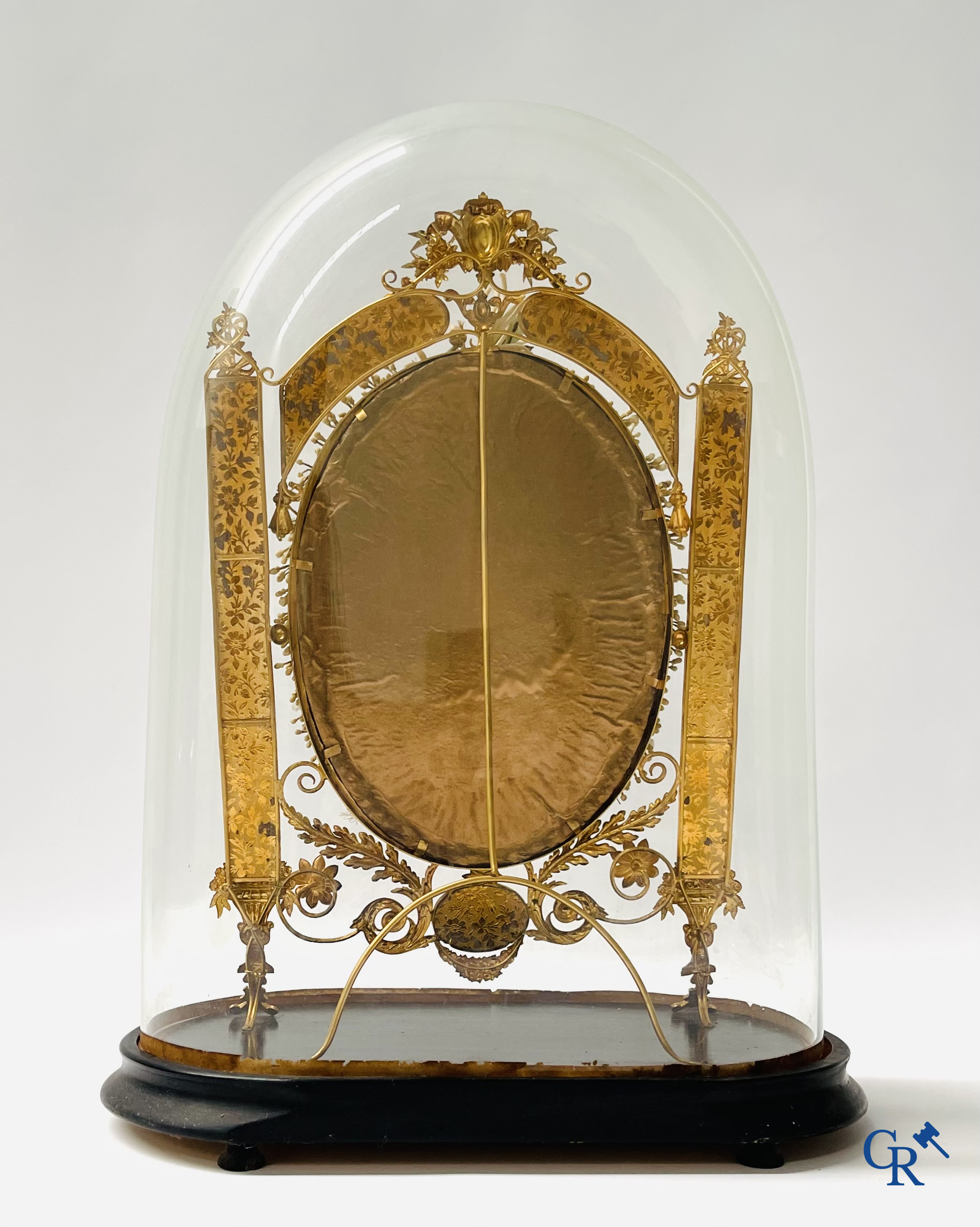 An exceptional glass dome with a bridal bouquet. Mirrors in gilded and silvered brass. Circa 1900.