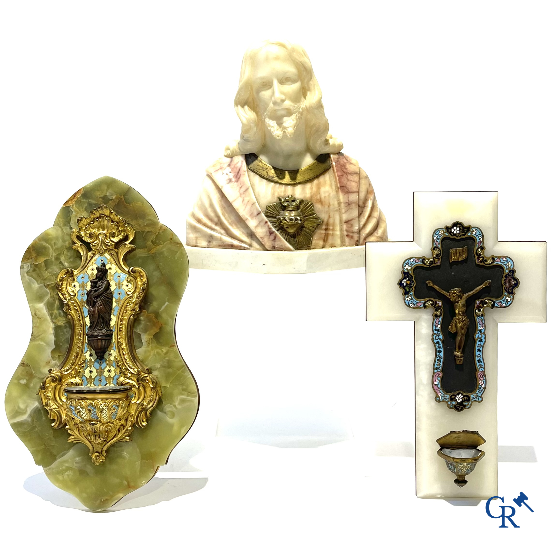 Religieuze objecten, 2 wijwatervaten in brons en cloisonné en een albast beeld van het heilig hart. 19e eeuw.