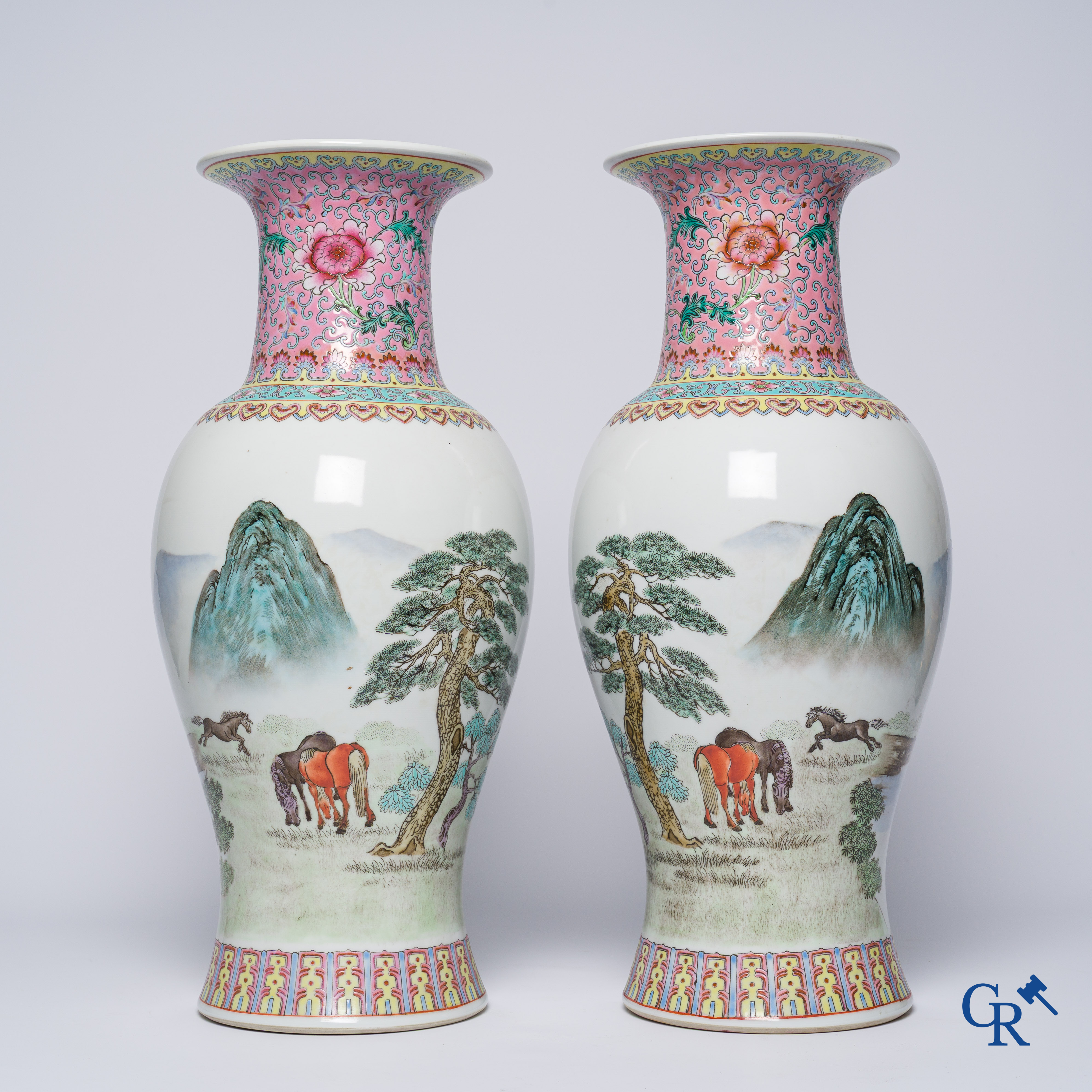 Aziatica, Chinees porselein. Een paar Chinese vazen met paarden in een landschap. 20ste eeuw.