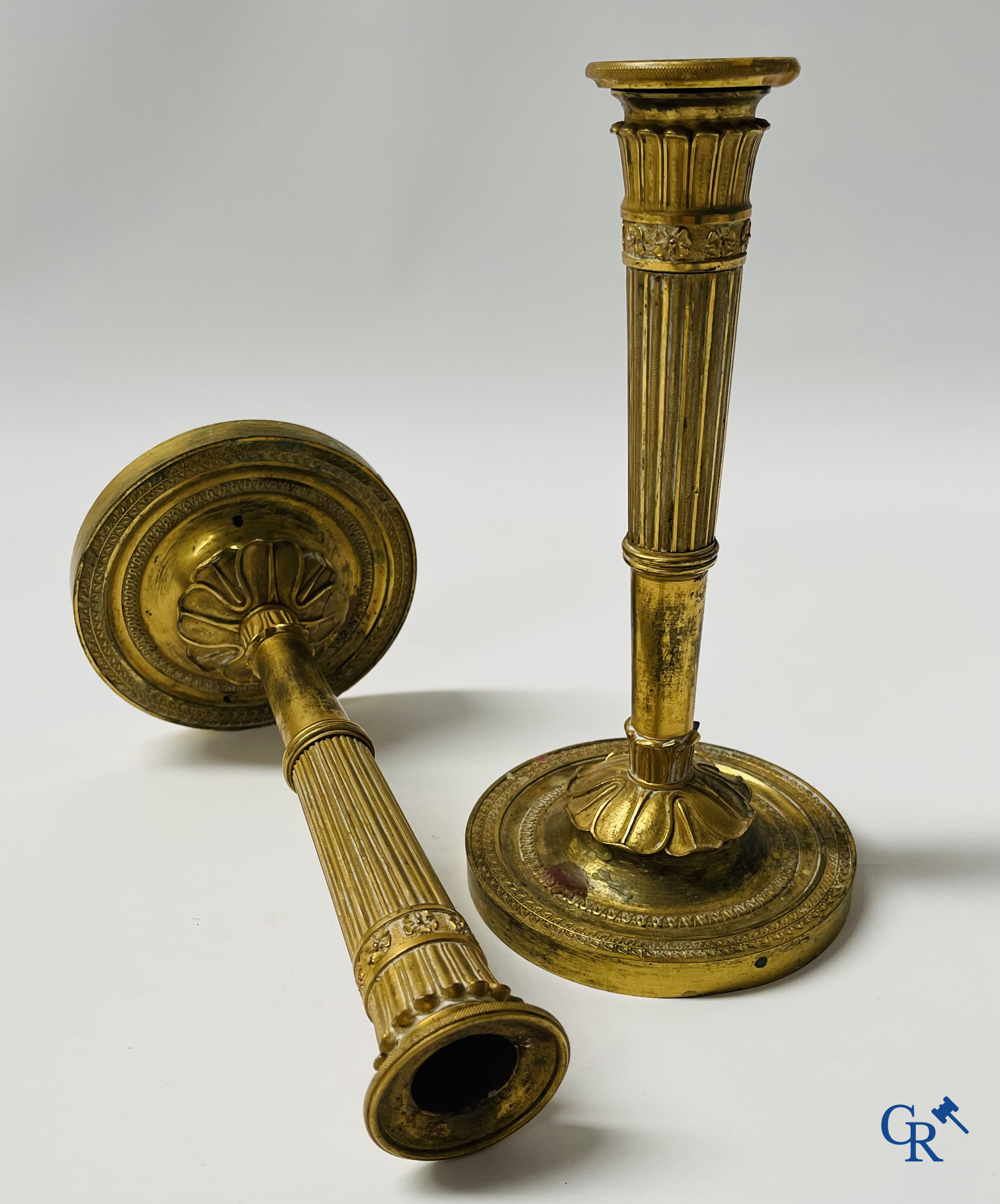 Epoque Empire, paire de bougeoirs en bronze finement ciselés et dorés. France, début du 19ème siècle.