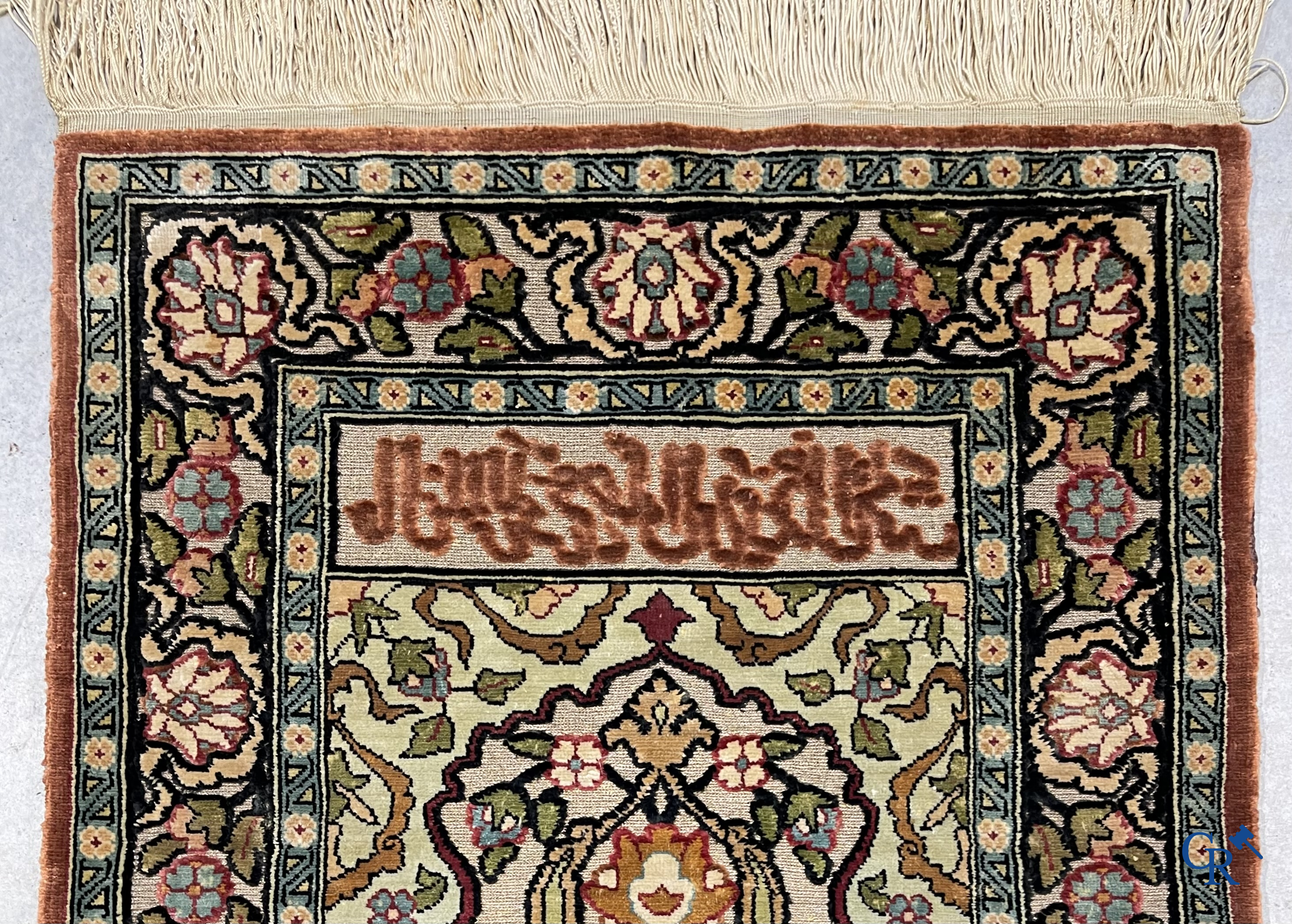 Oosterse tapijten. 2 kleine zijden tapijtjes bewerkt met gouddraad.