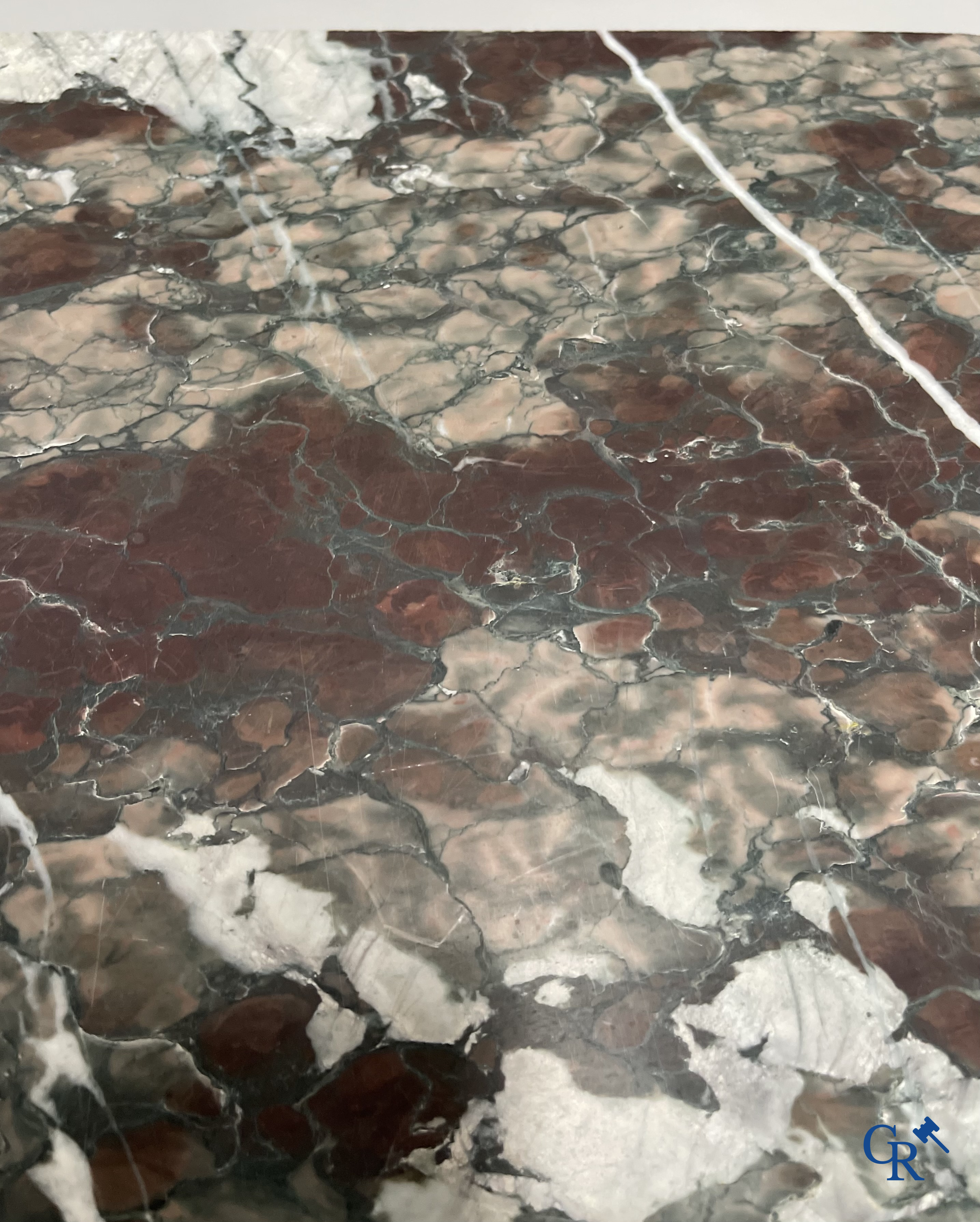 Une importante console murale en different sortes de marbre. 19ème siècle.