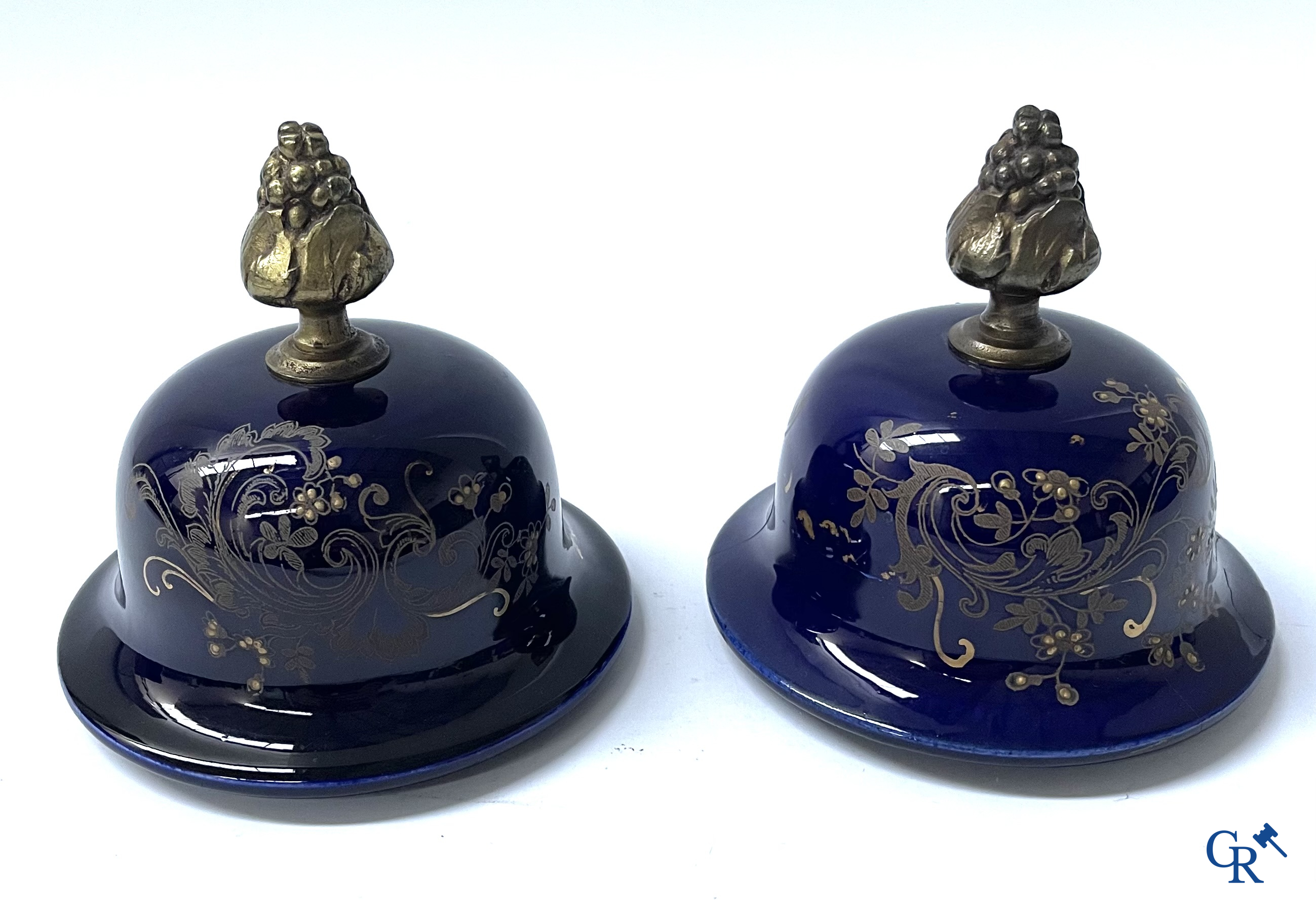 Sèvres, a large 3-piece clockset in Sèvres porcelain and bronze. French work circa 1900.