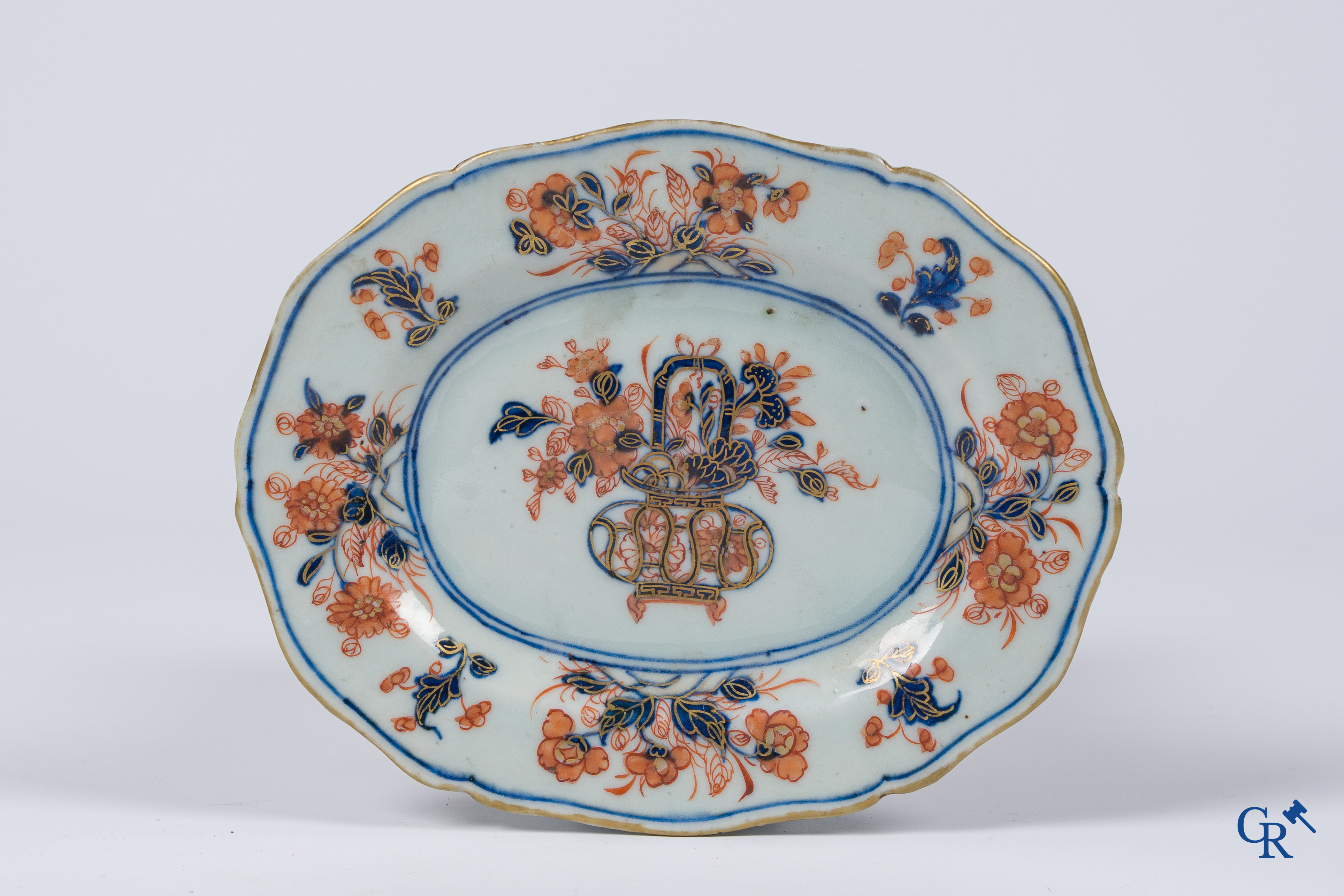 Aziatica, Chinees porselein. Een kleine terrine met onderschotel in Imari-stijl. 18e-19e eeuw.