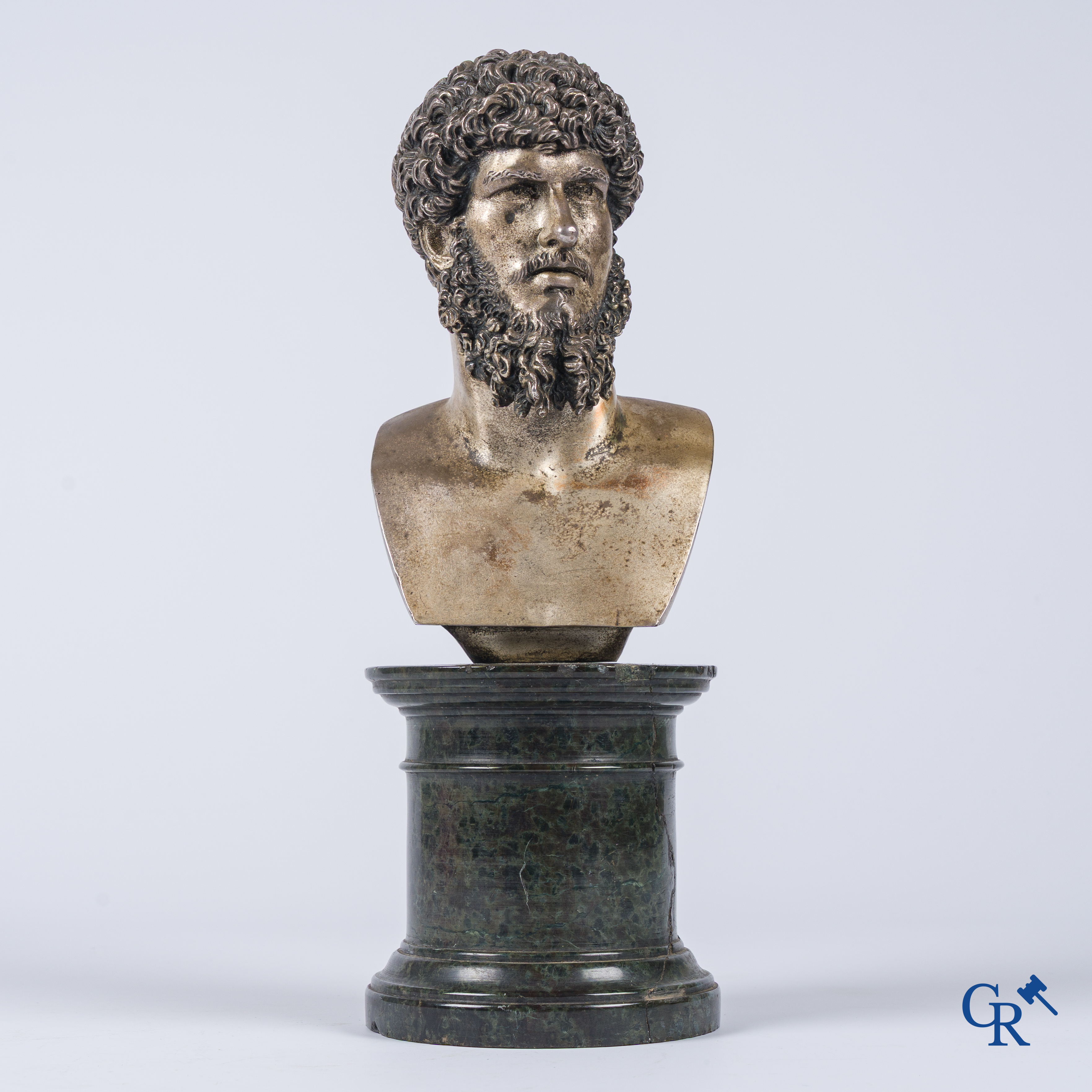 Een verzilverde bronzen buste van Lucius Verus op een donkergroene serpentijn sokkel. 19e eeuw.