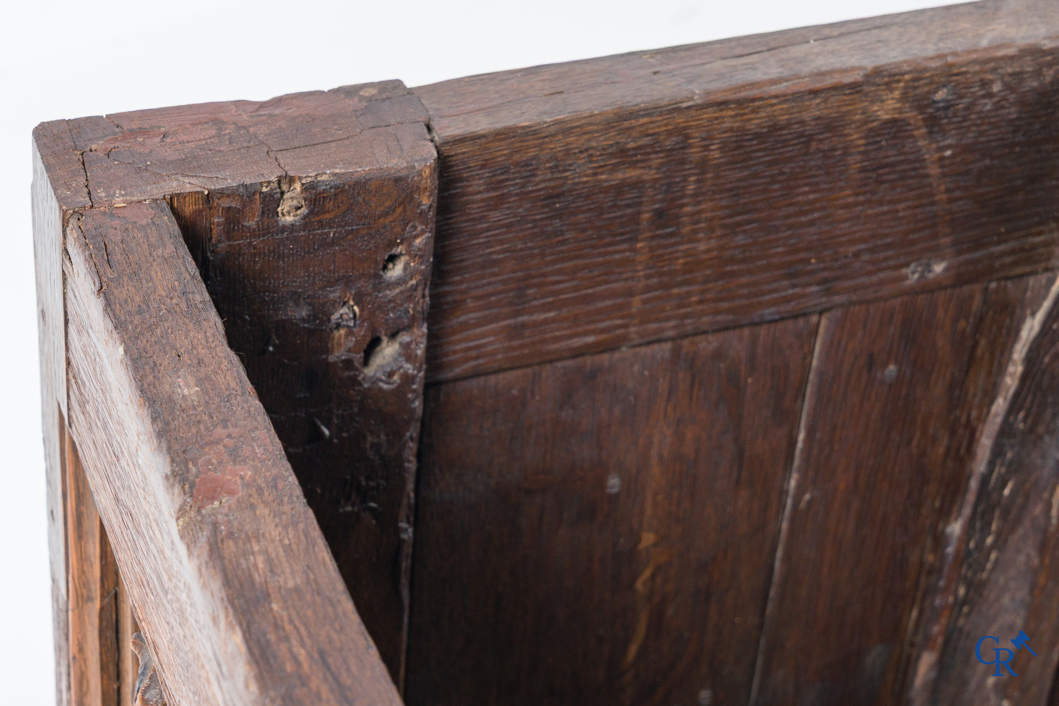 Gotiek. Een Gotische eikenhouten gesculpteerde koffer met zijn slotwerk in smeedijzer. 2de helft 15e eeuw.