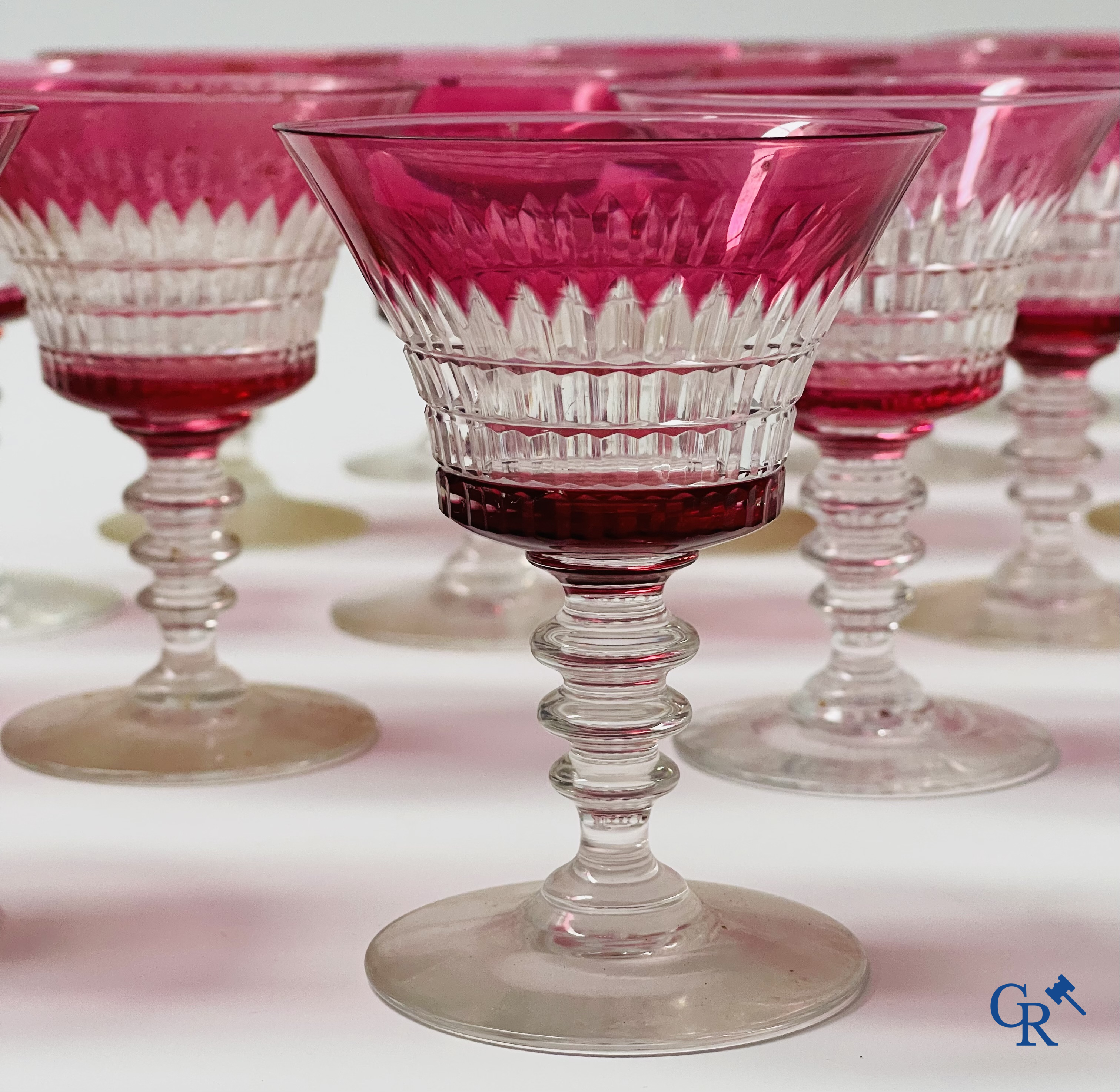 Een uitgebreid servies in rood geslepen kristal, hoogstwaarschijnlijk Val Saint Lambert.