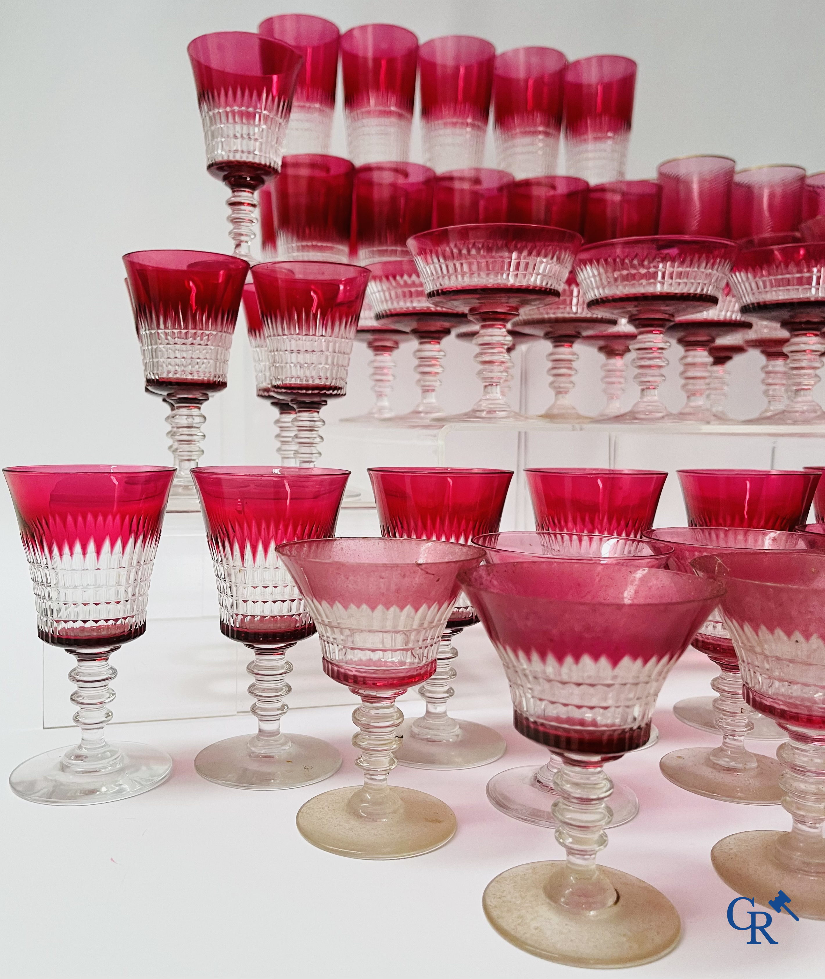 Een uitgebreid servies in rood geslepen kristal, hoogstwaarschijnlijk Val Saint Lambert.