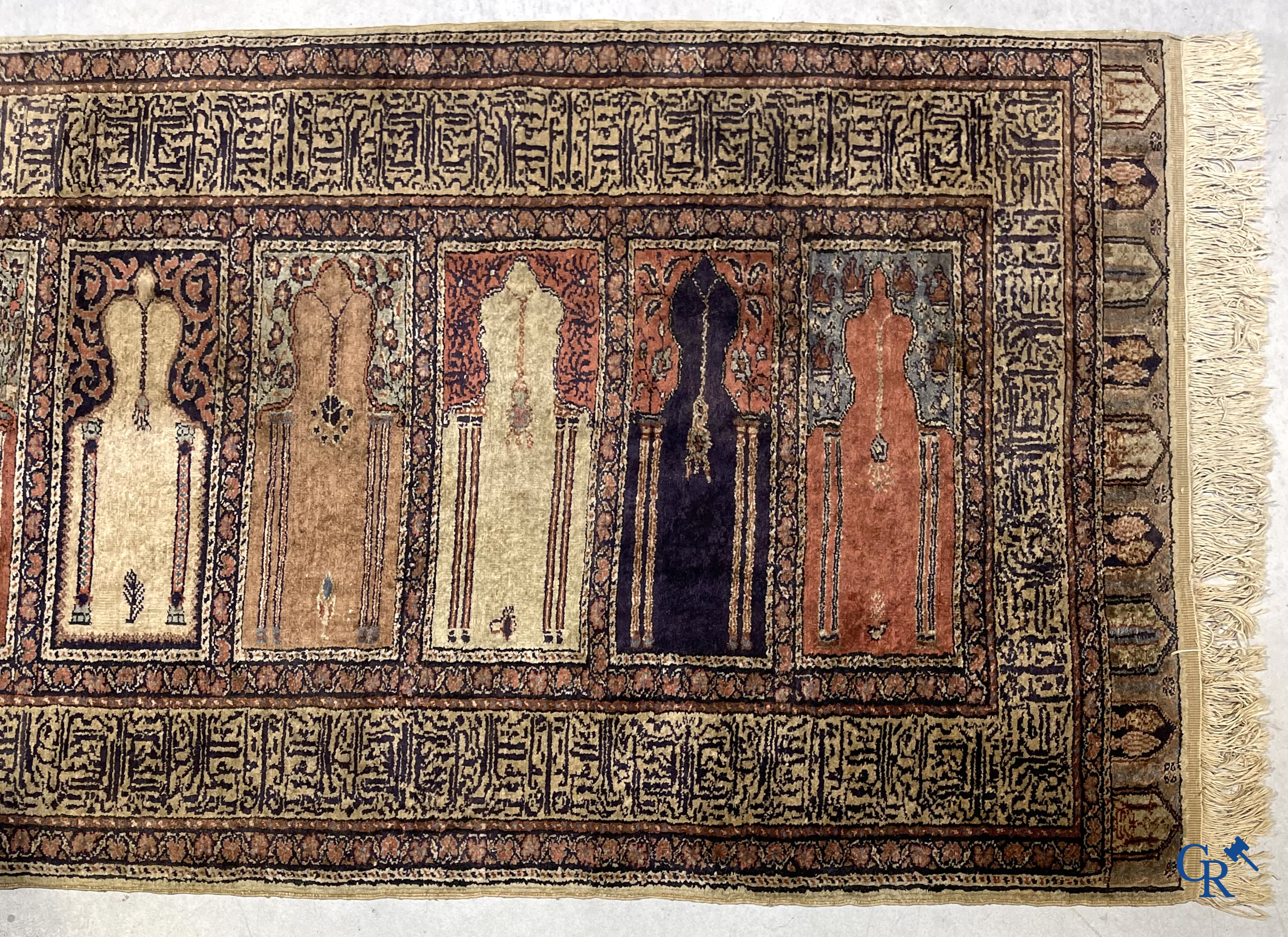 Oosterse tapijten, een antiek handgeknoopt oosters tapijt.