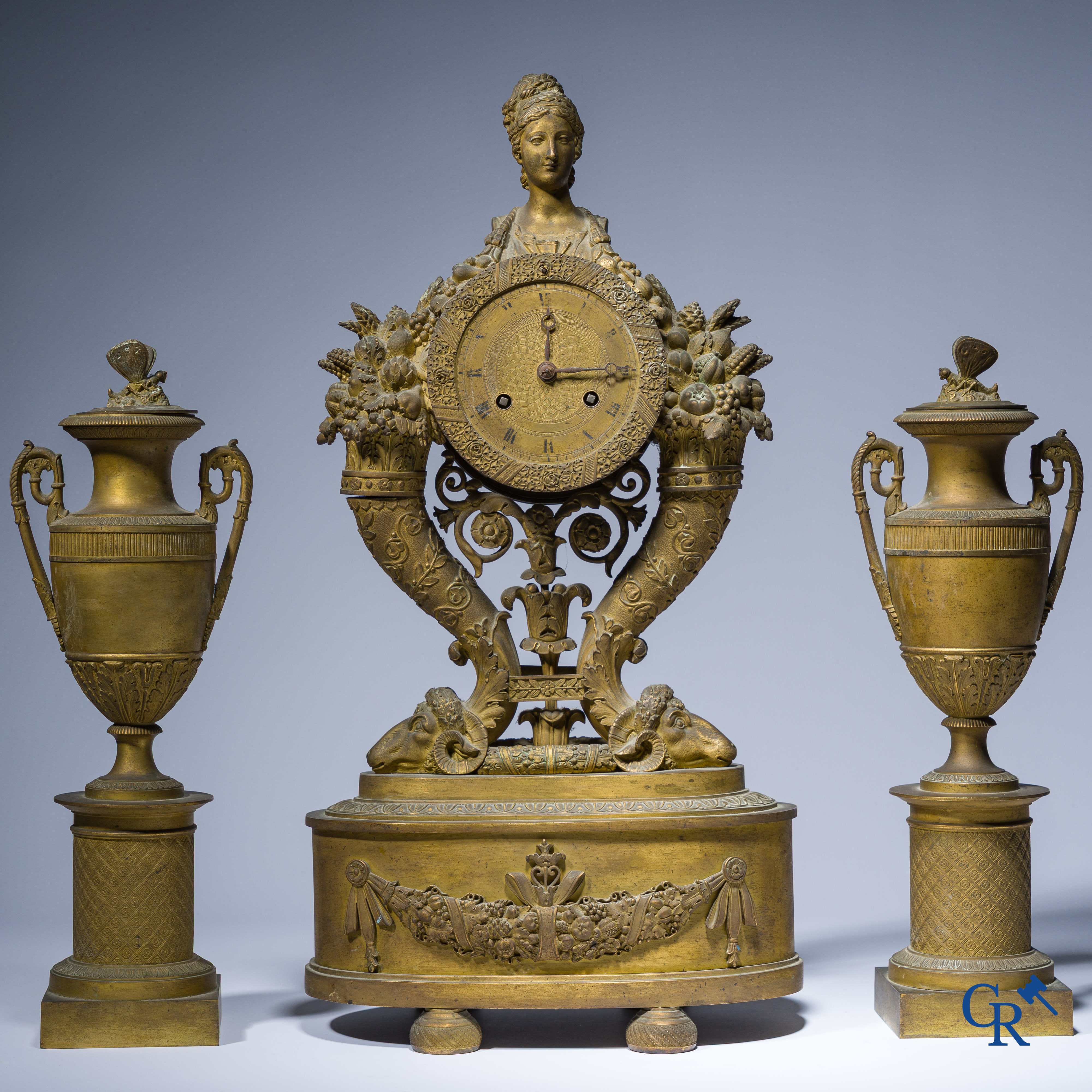 Empire tijdperk, een 3-delige fijn geciseleerde garnituur met cassolettes, Frankrijk circa 1810.