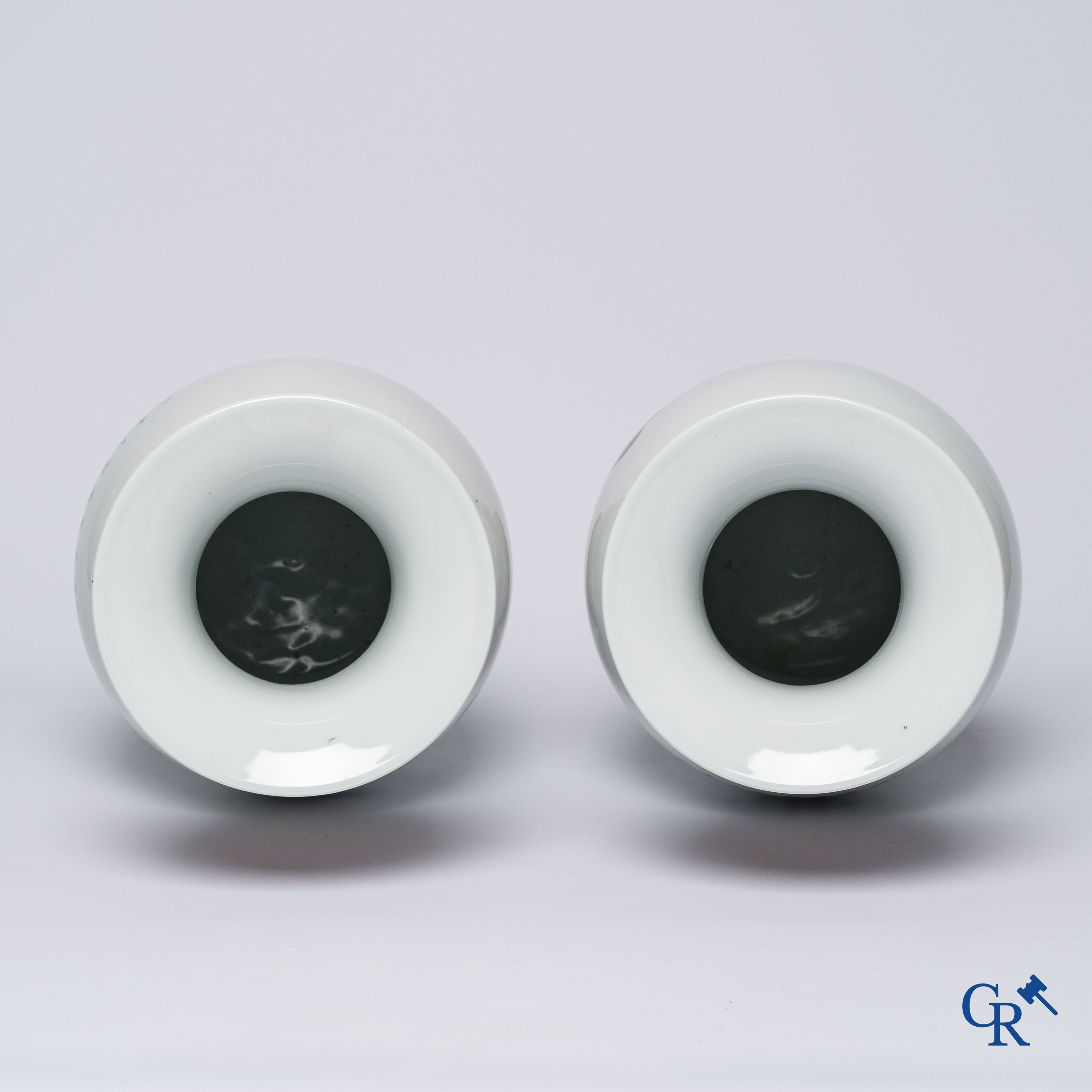 Aziatica, Chinees porselein. Een paar Chinese vazen met paarden in een landschap. 20ste eeuw.