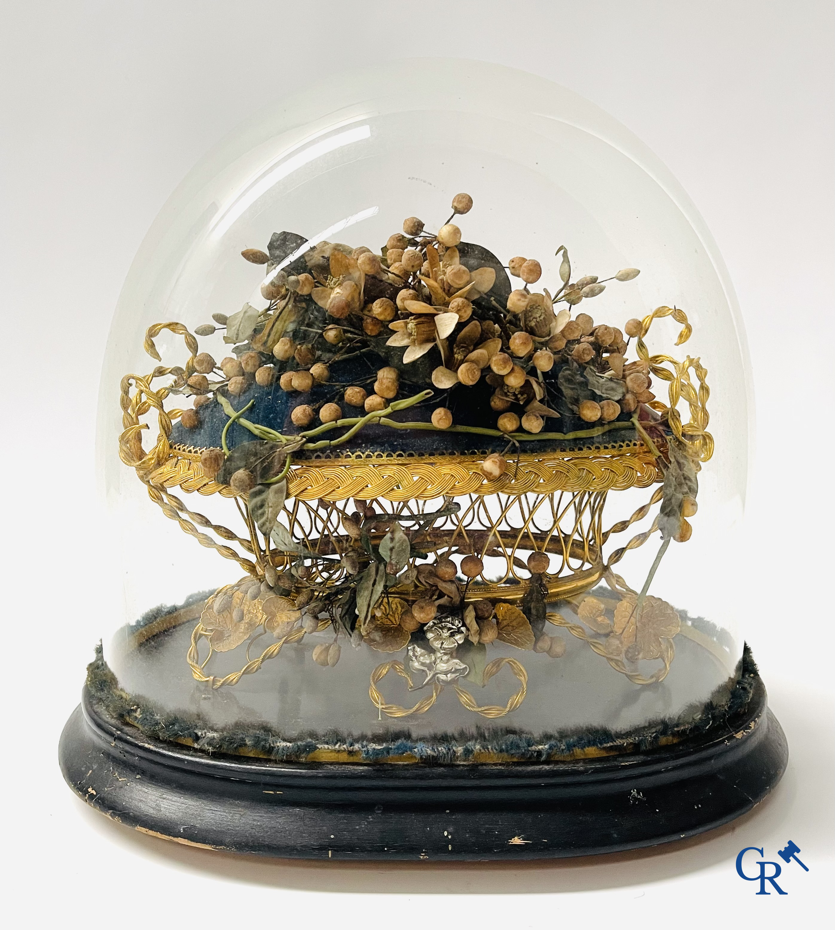 2 glass domes with a bridal bouquet on a cushion with a foot in gilded metal and a foot in Paris porcelain.