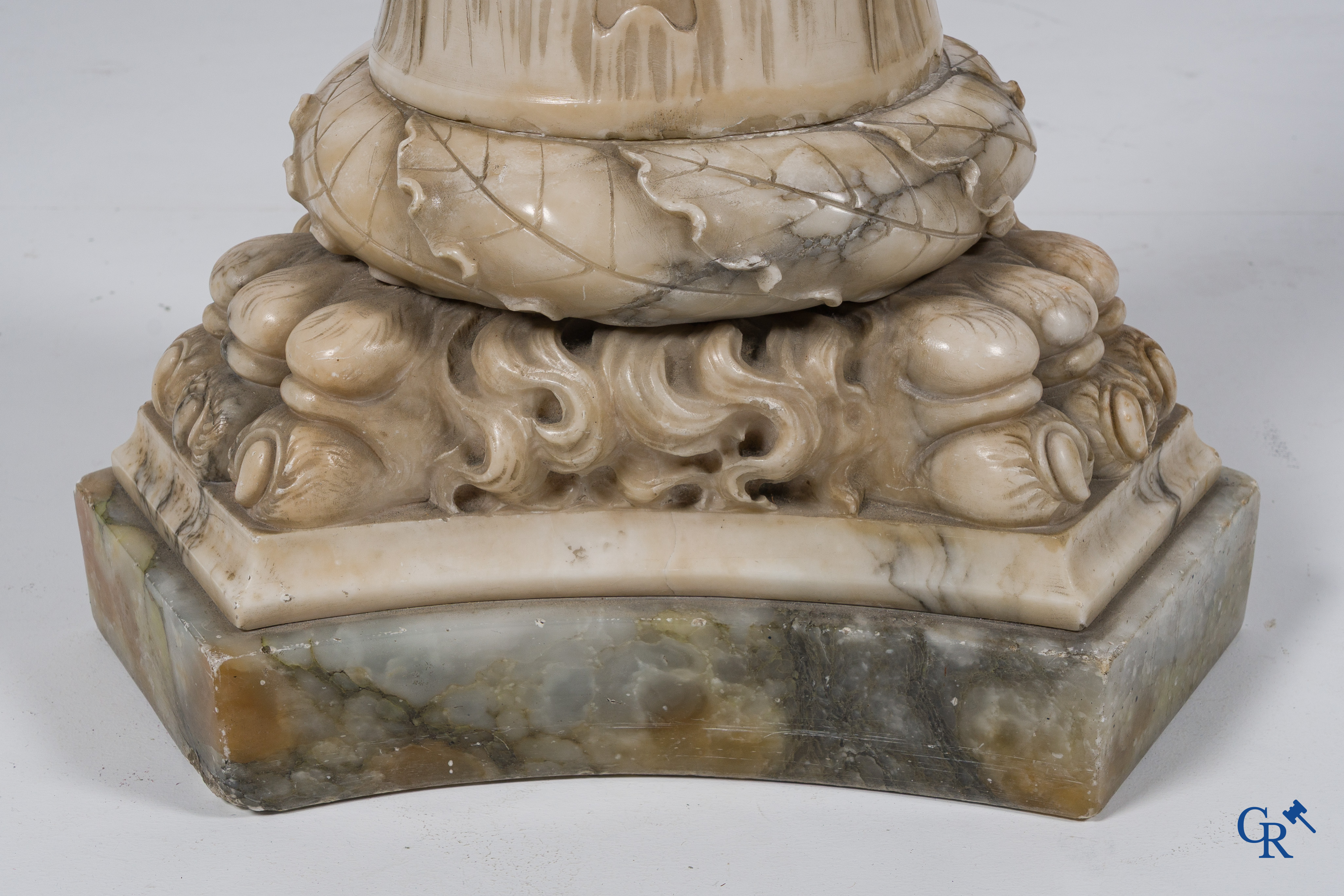 Een staande sierlamp in bewerkt albast. Belle époque periode.