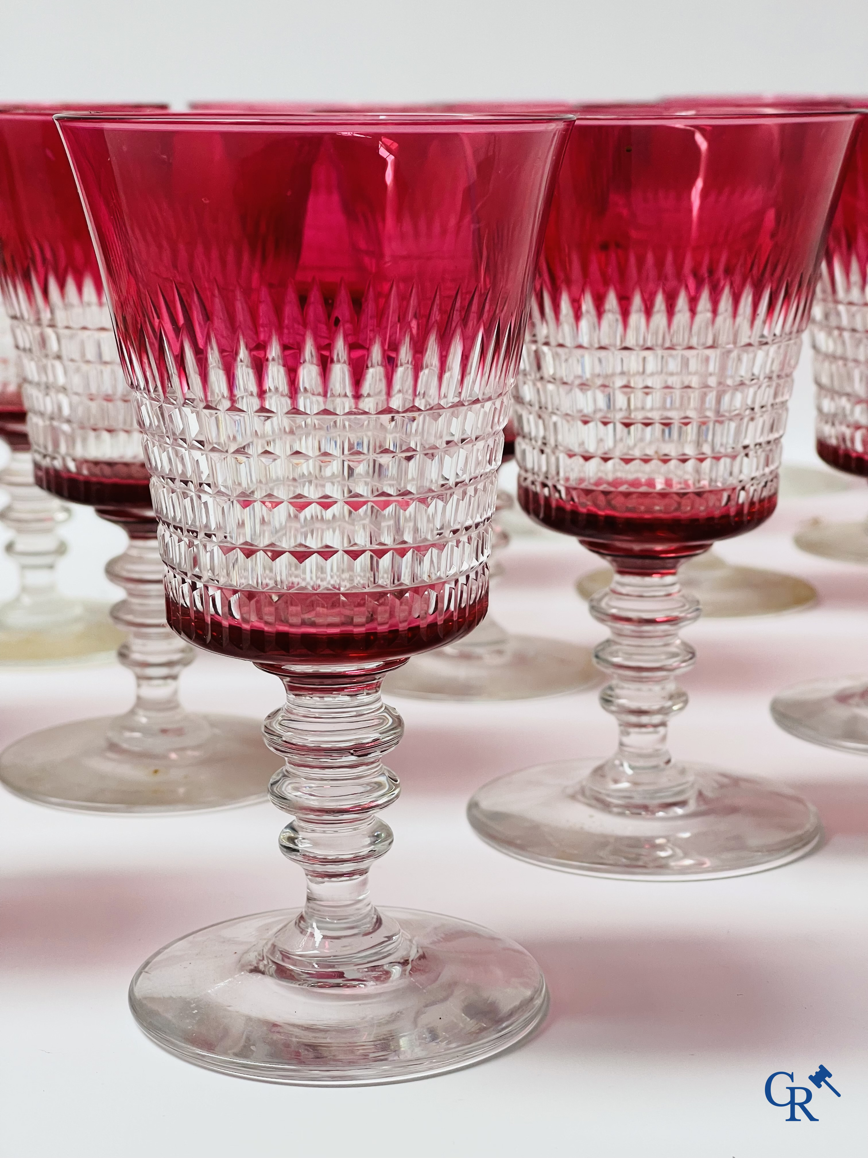 Een uitgebreid servies in rood geslepen kristal, hoogstwaarschijnlijk Val Saint Lambert.