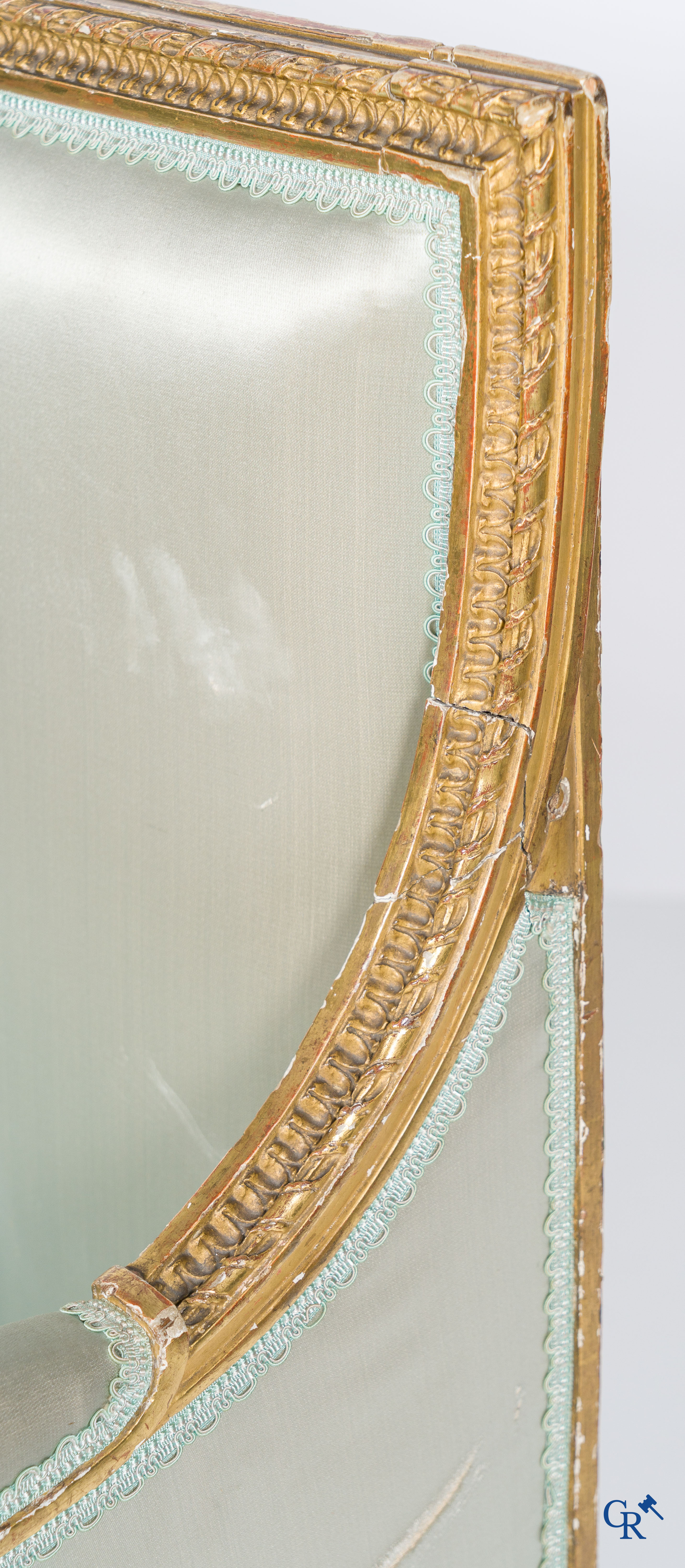 Louis XVI period. Marquise in finely sculpted and gilded wood. Late 18th century.