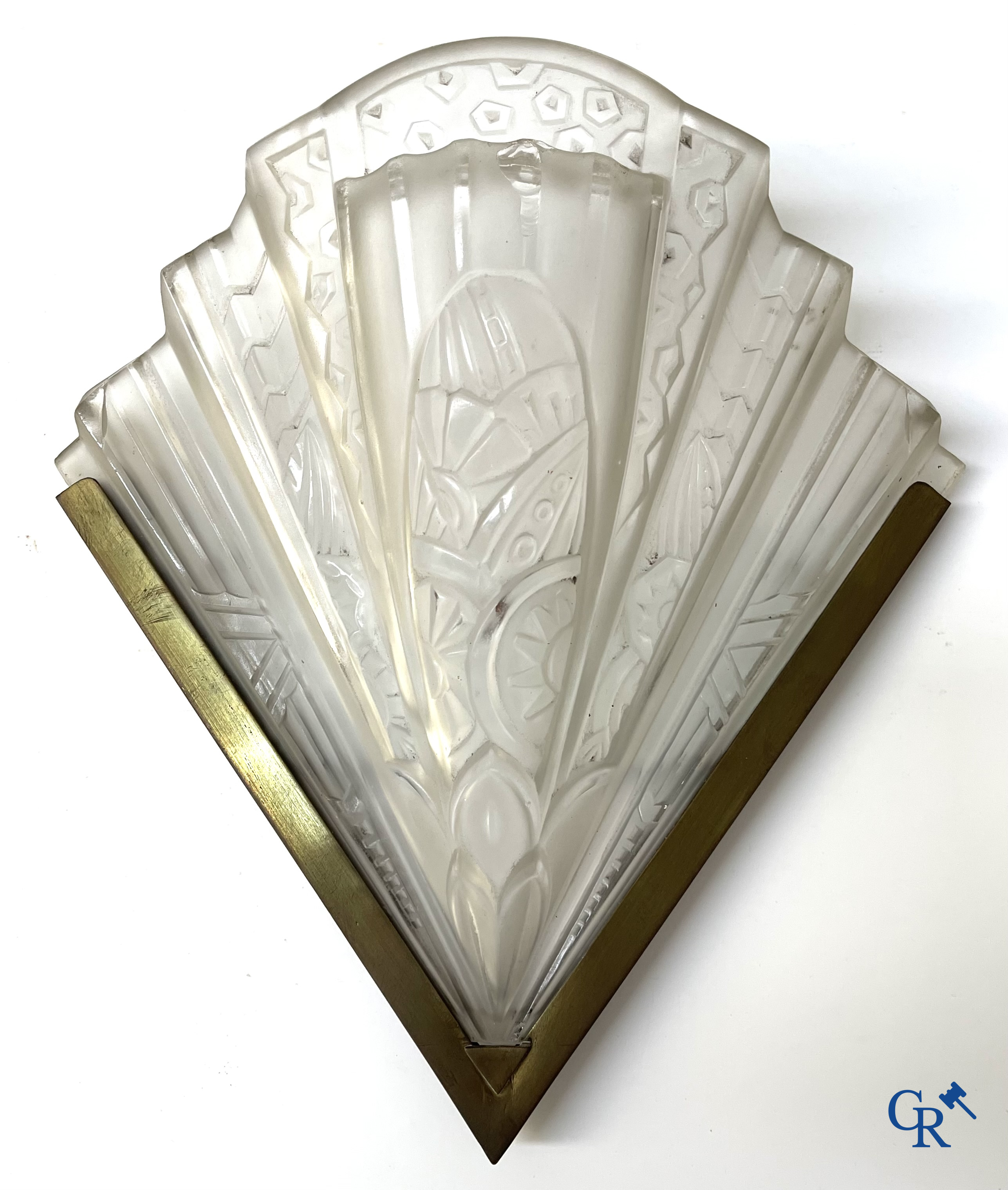 Art Deco, paar wandlichten in messing en geperst glas gesigneerd Frontisi. Circa 1930.