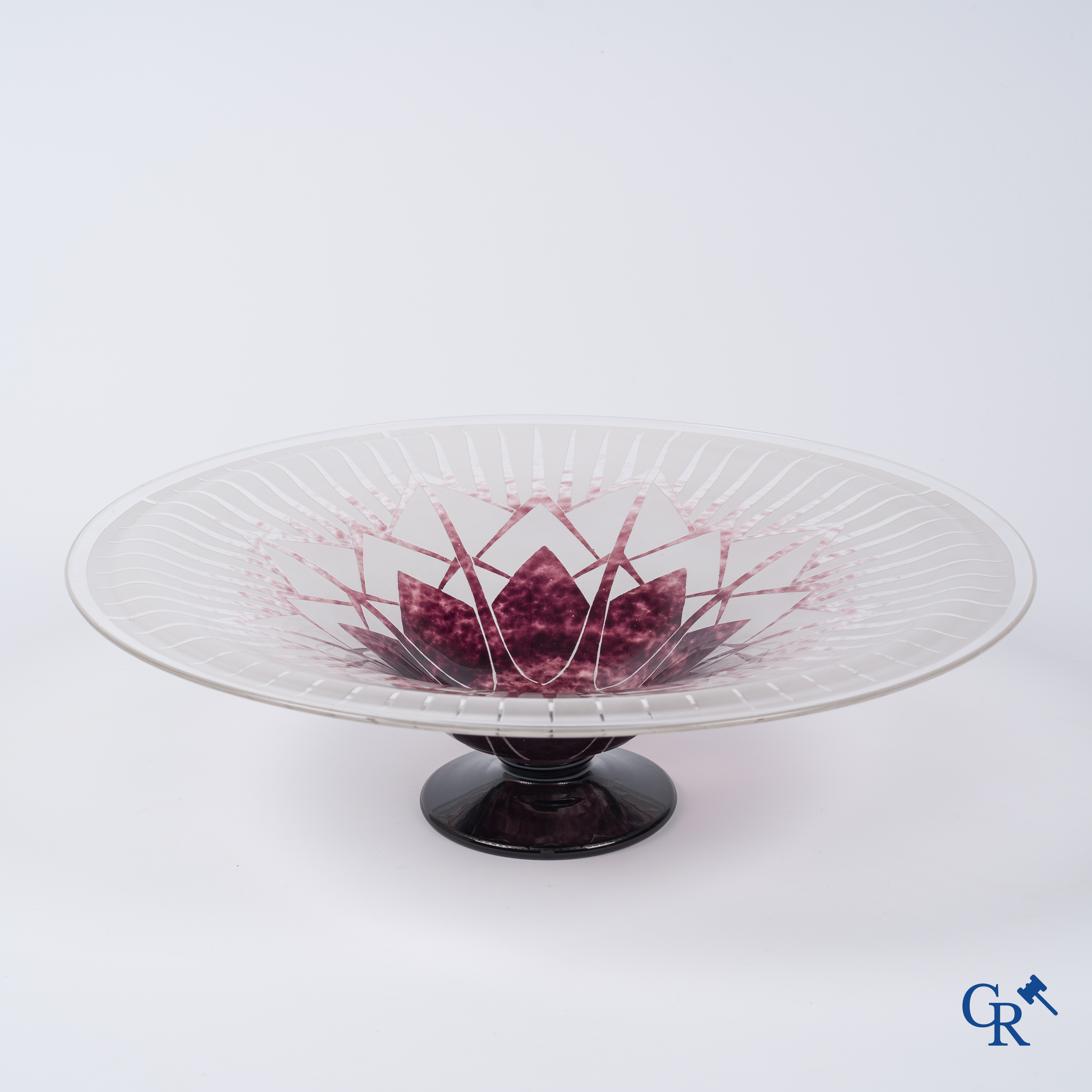 Art Deco, Moser Millot Cristallerie. Een grote schotel op voet in meerkleurig kristal. Gemerkt. Circa 1930.