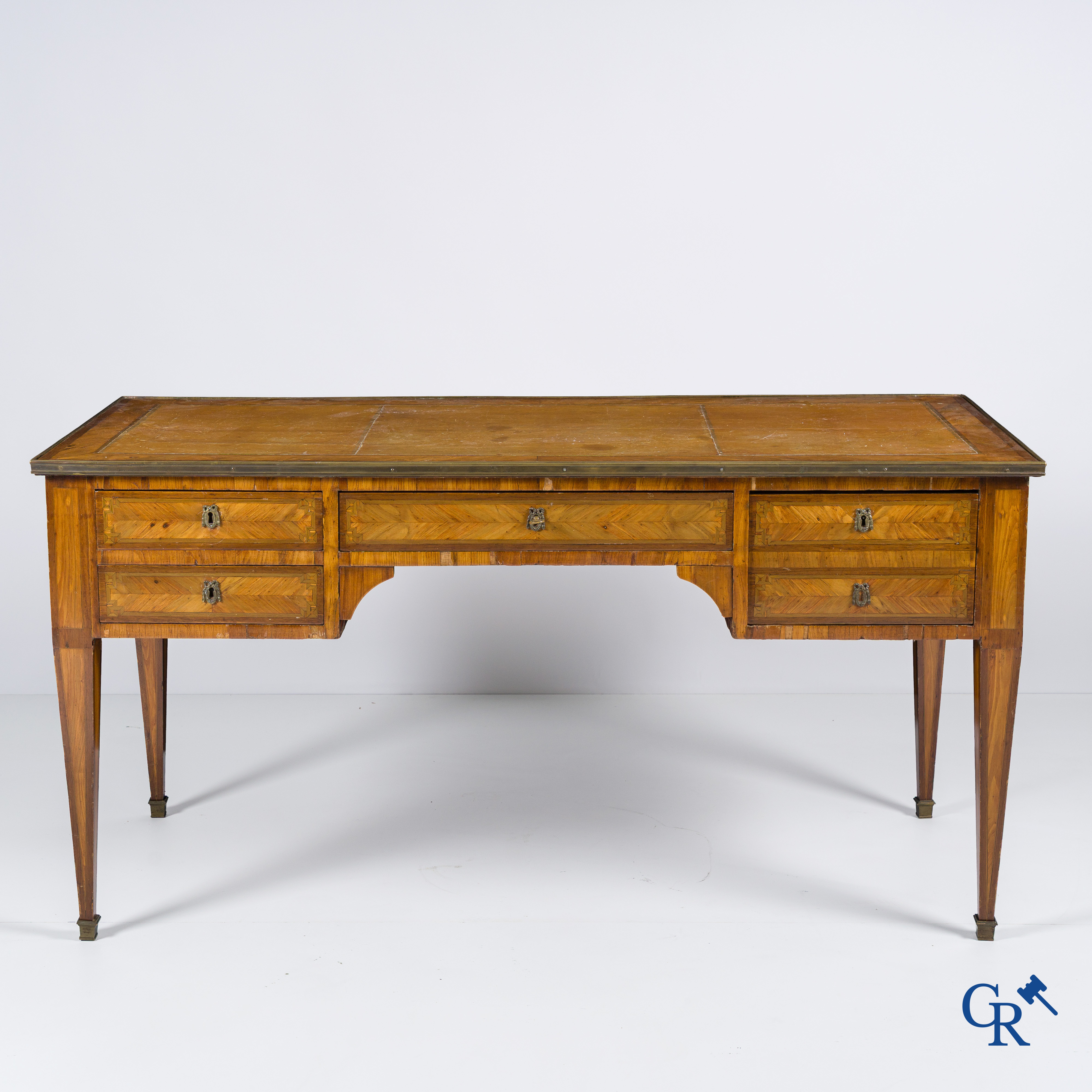 Louis XVI period. Flat desk with 4 drawers in rosewood veneer and marquetry. Late 18th century.