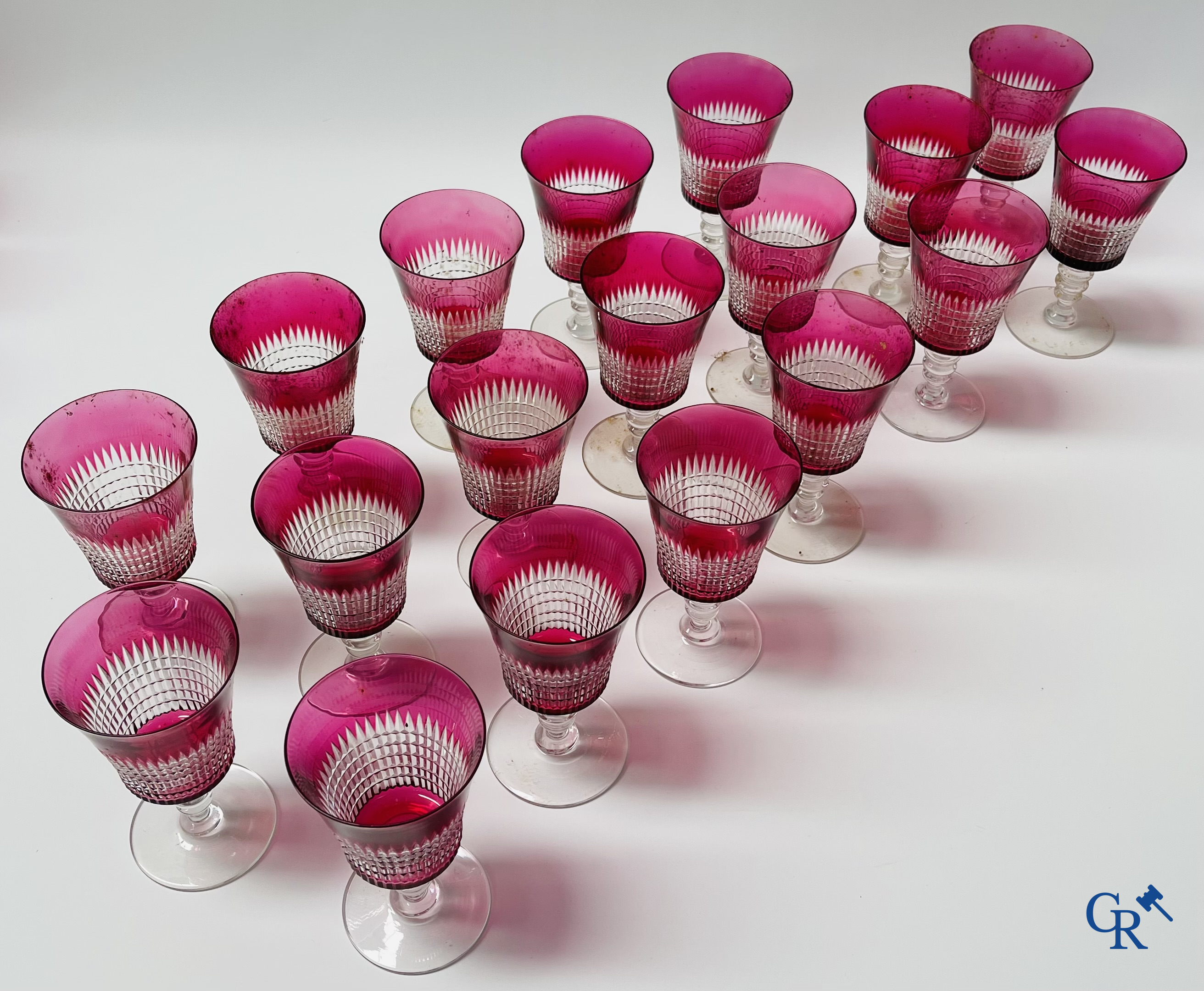 Een uitgebreid servies in rood geslepen kristal, hoogstwaarschijnlijk Val Saint Lambert.