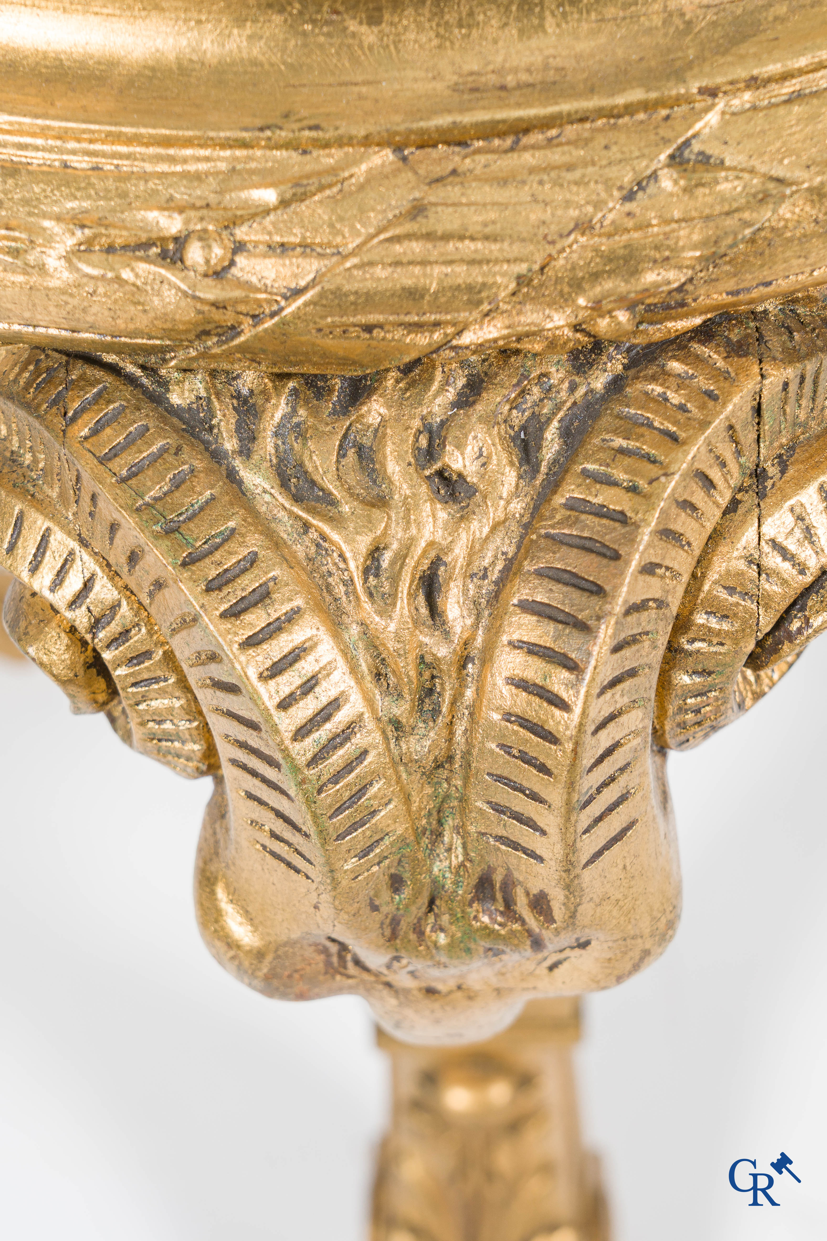 Een grote hout gesculpteerde en vergulde sokkel met rammekoppen en guirlandes in LXVI-stijl. Circa 1900.