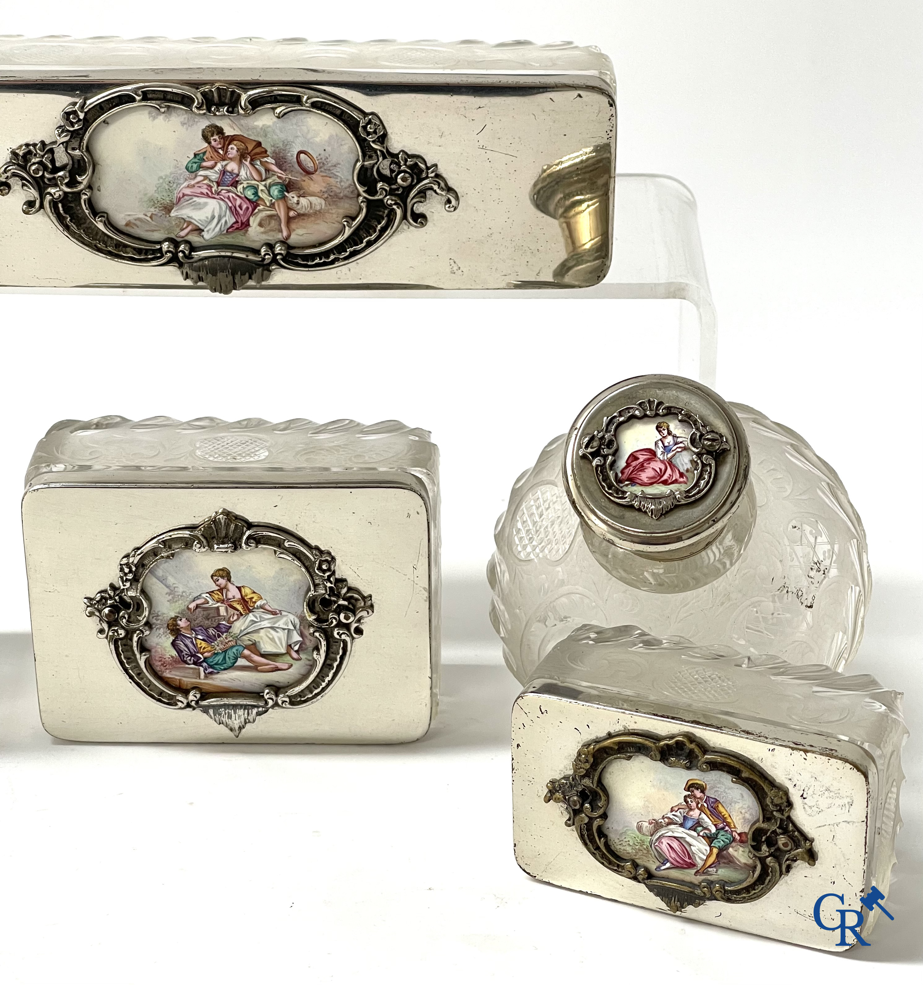 Un ensemble de toilette 7 pièces en métal argenté, cristal finement taillé et plaques émaillées.