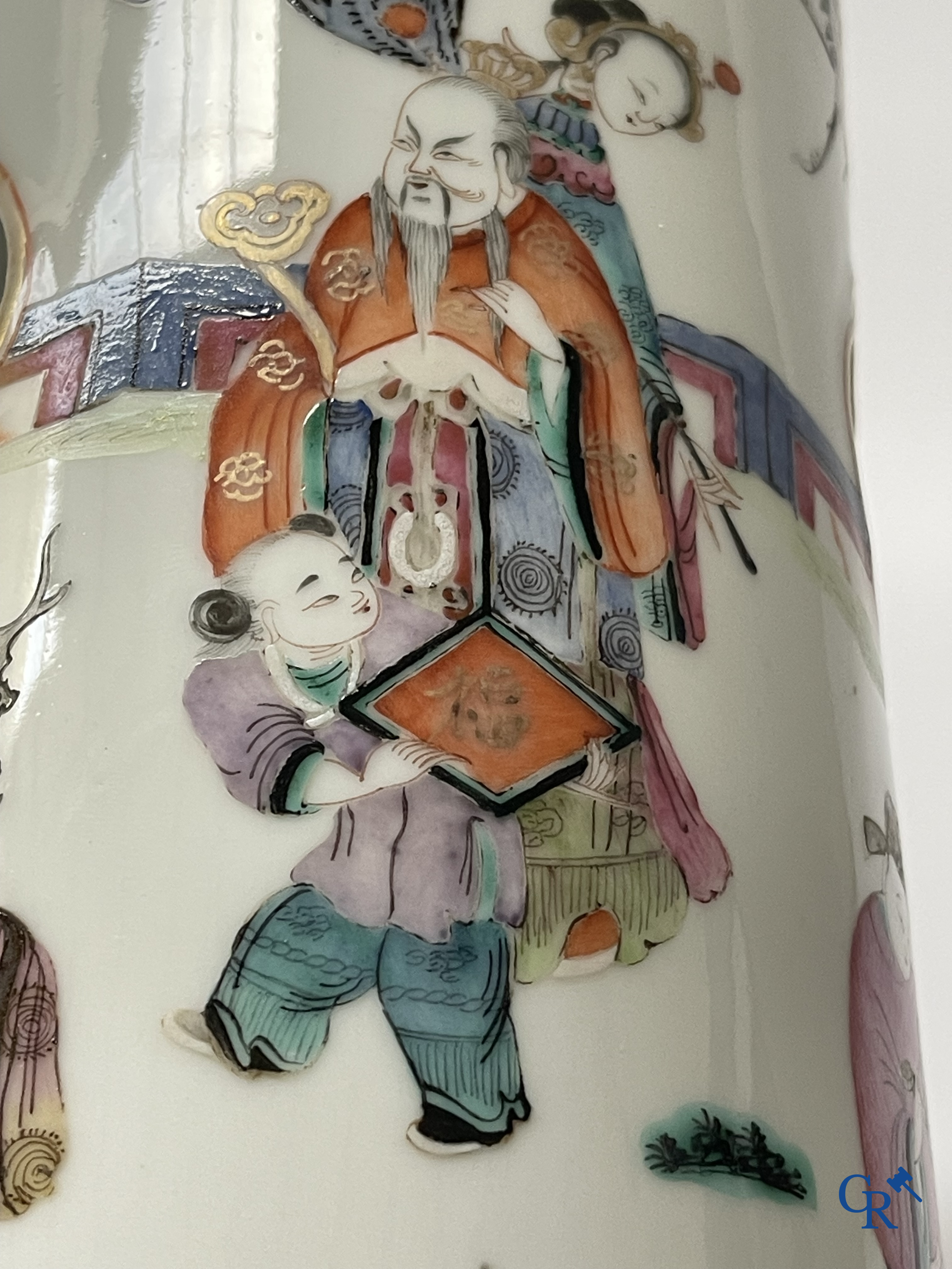 Aziatica, Chinees porselein. Een Chinese famille rose hoeden staander. Gemerkt. 19de eeuw.