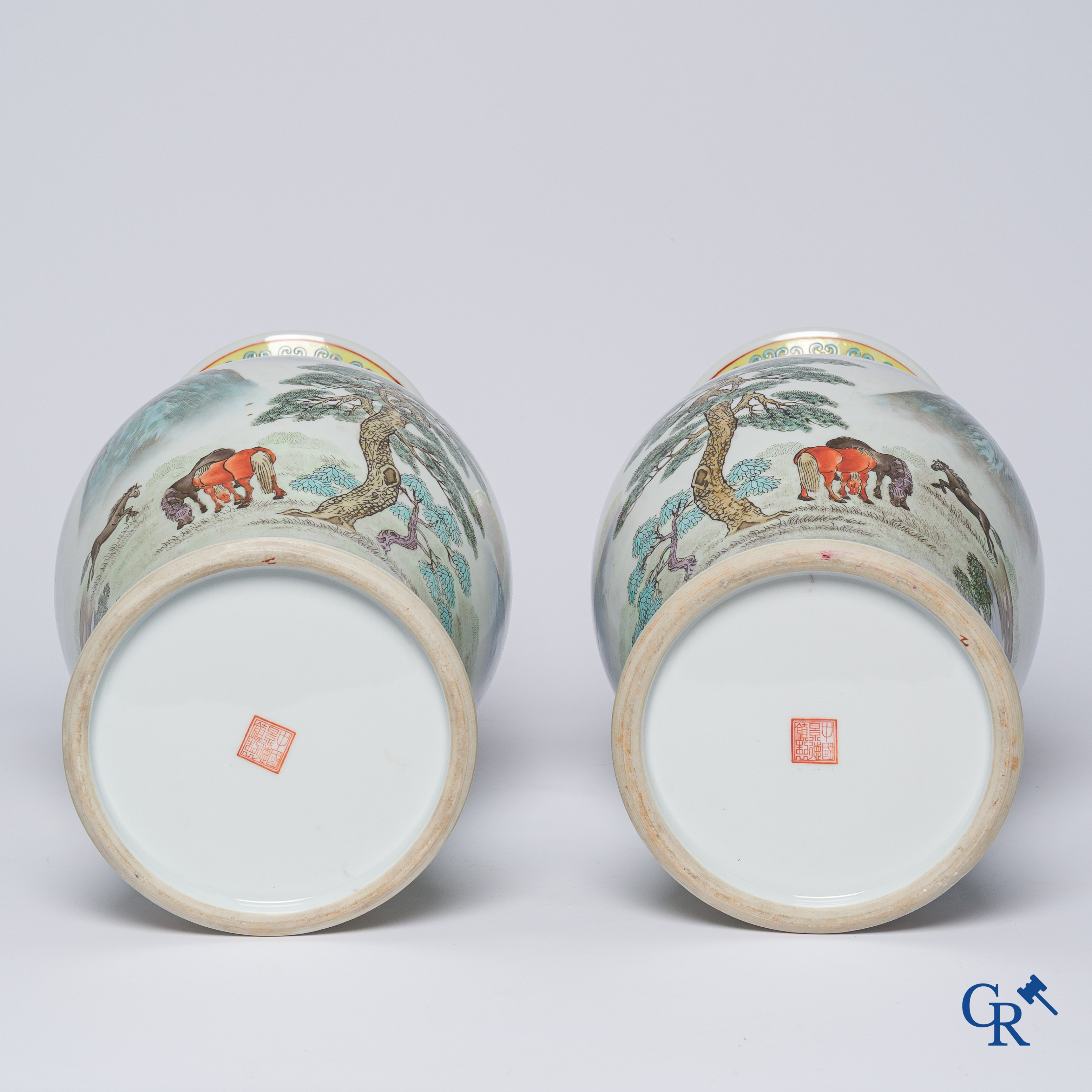 Aziatica, Chinees porselein. Een paar Chinese vazen met paarden in een landschap. 20ste eeuw.