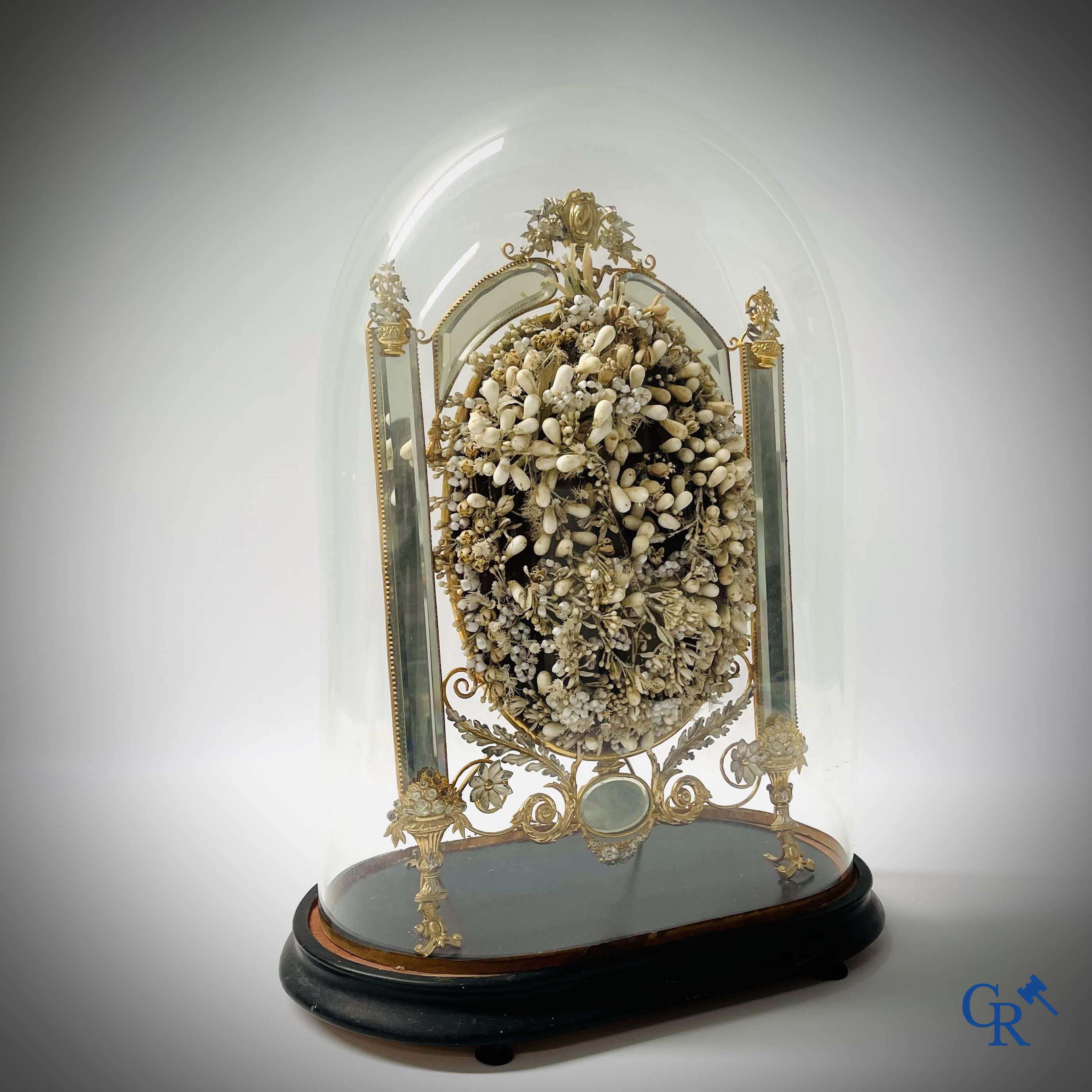 An exceptional glass dome with a bridal bouquet. Mirrors in gilded and silvered brass. Circa 1900.