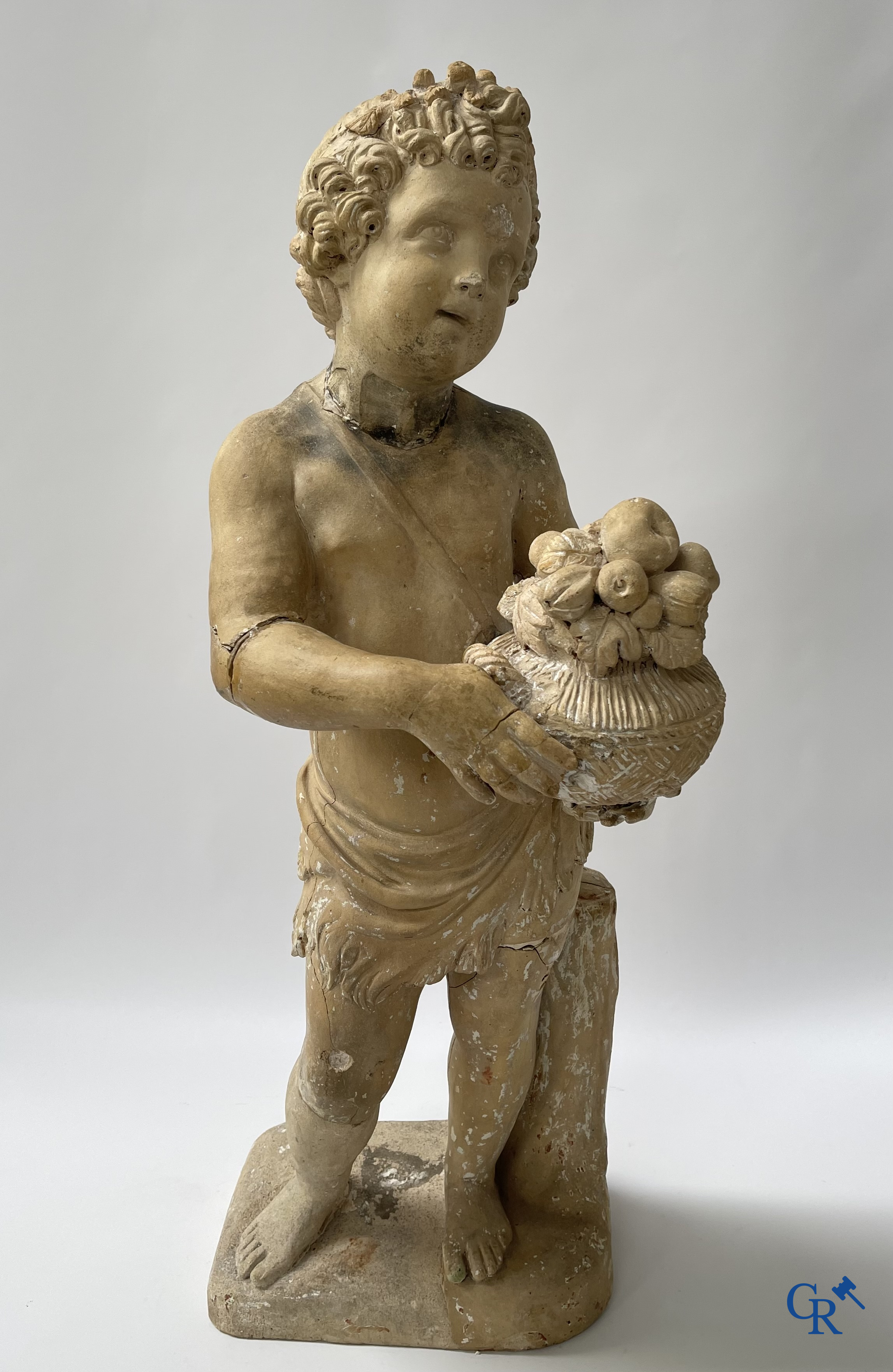 Antiek tuinbeeld. Een engel met bloemenmand in terra cotta. Eind 18e eeuw.