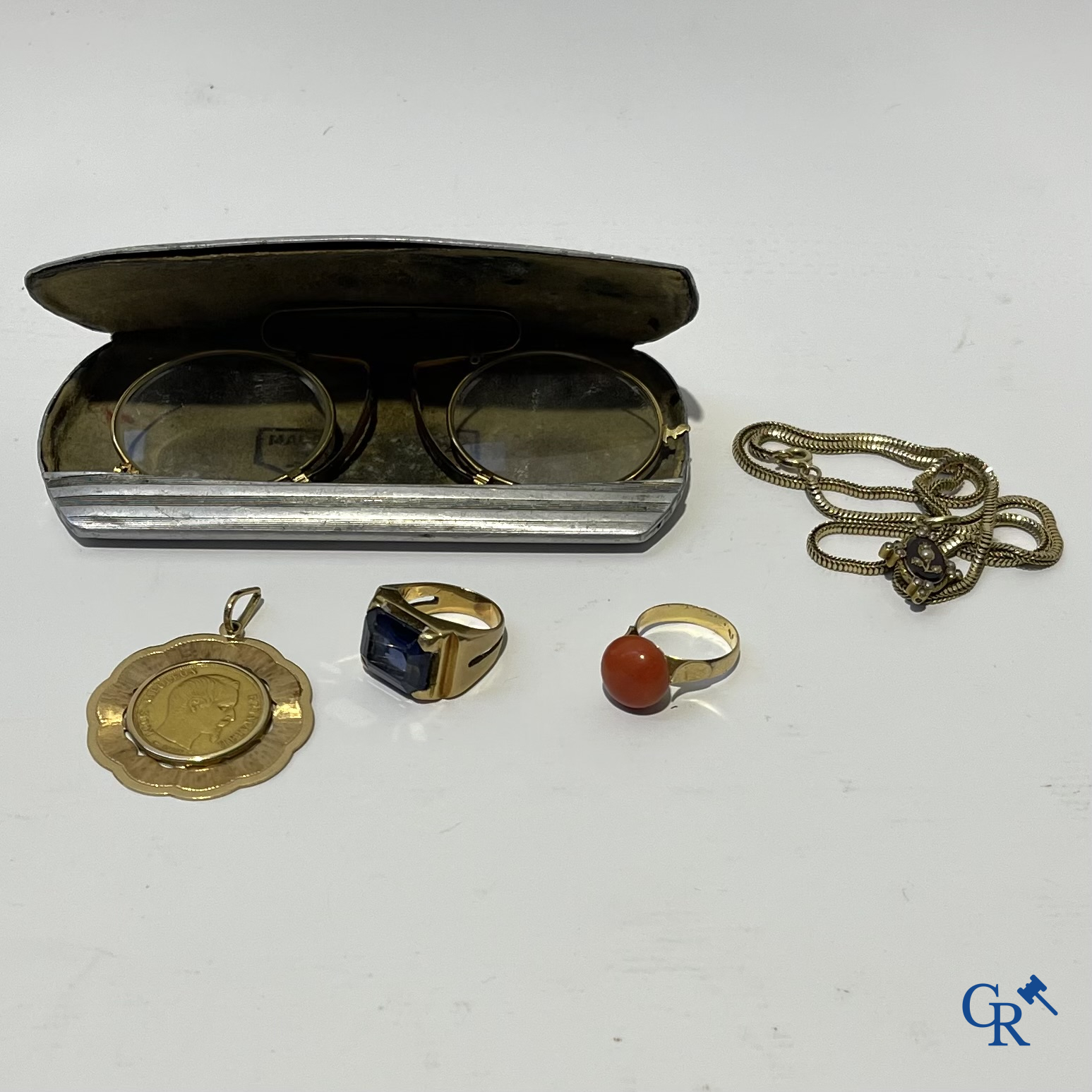 Een lot met een gemonteerde munt 20 Francs 1852, 2 ringen in goud 750°/00, een oude bril en een halsketting.