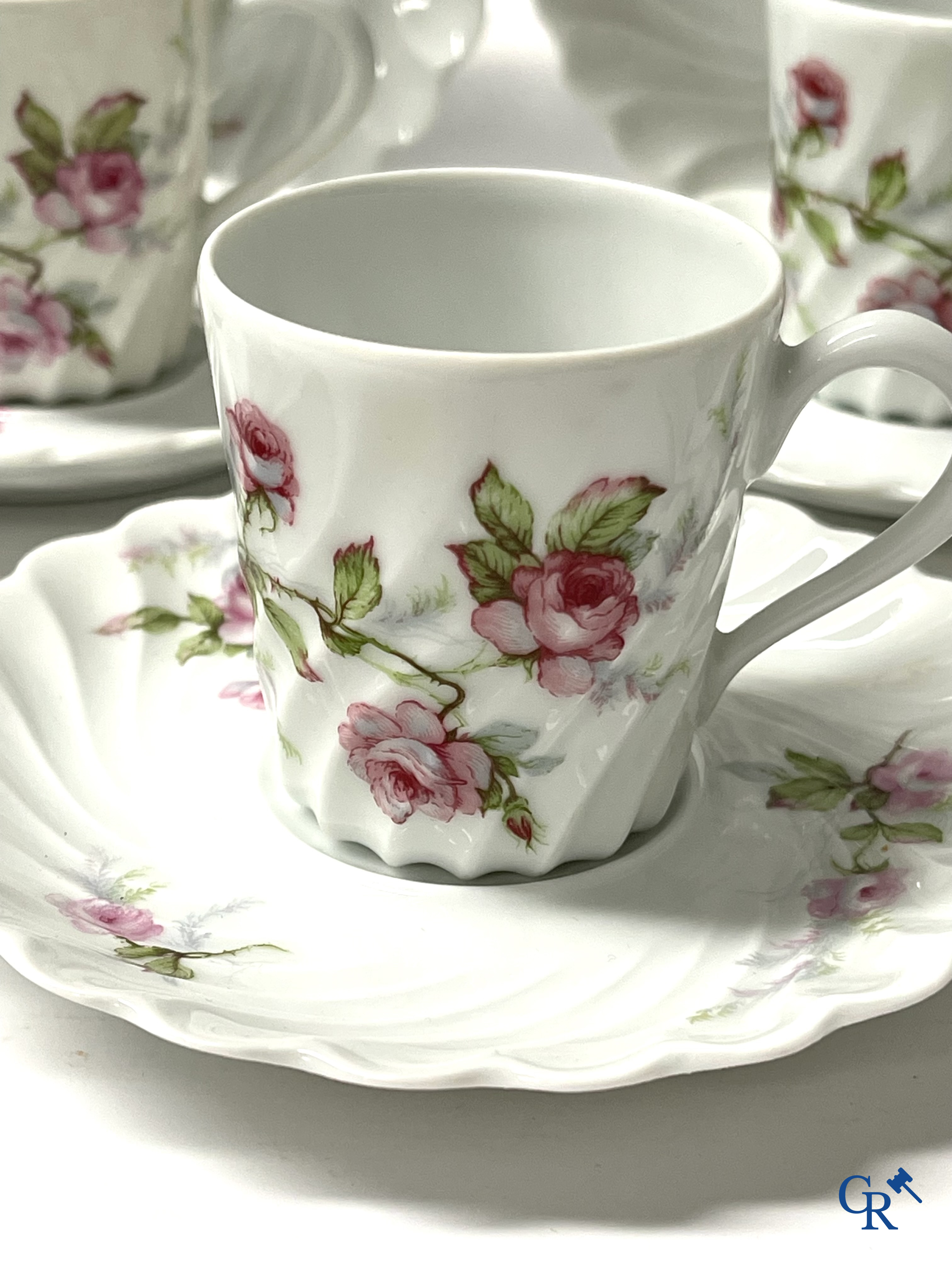Haviland Limoges. Een uitgebreid handgeschilderd koffieservies in Frans porselein. Circa 1900.