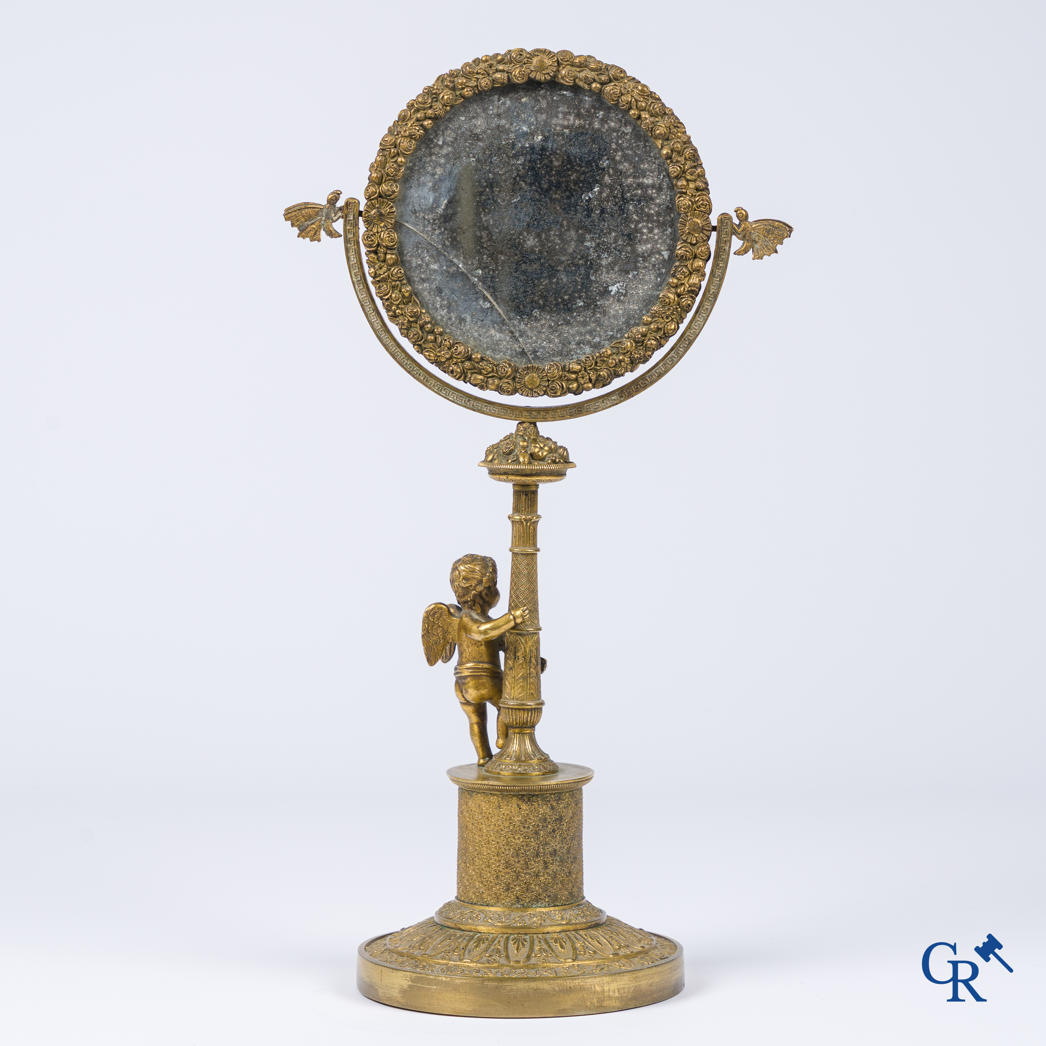 Empire, miroir de toilette en bronze ciselé et doré avec un cupidon et des papillons. Début du 19ème siècle.